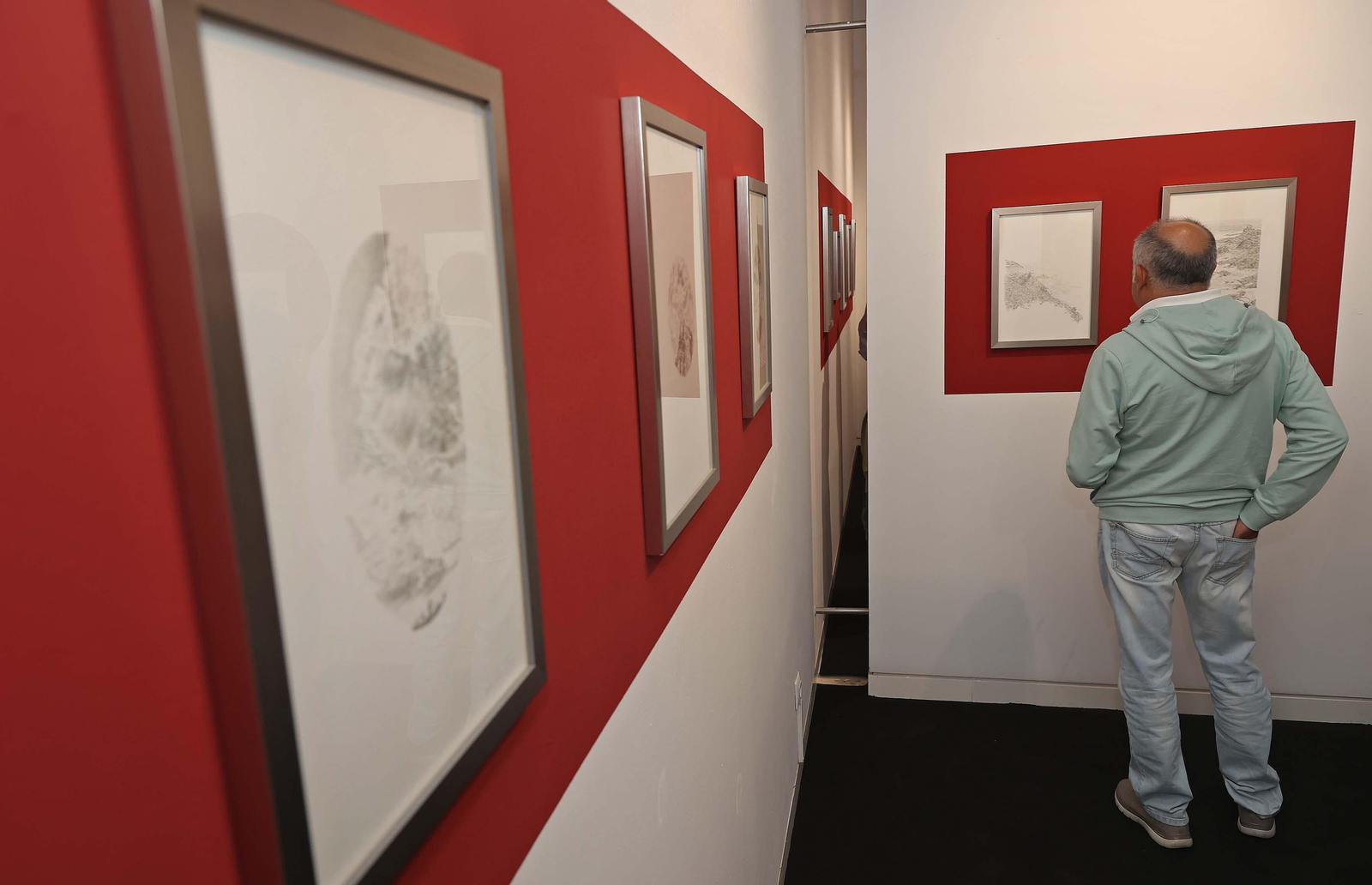 Imágenes de la inauguración de la exposición 'A punta de plata' de Javier Velasco en La Línea