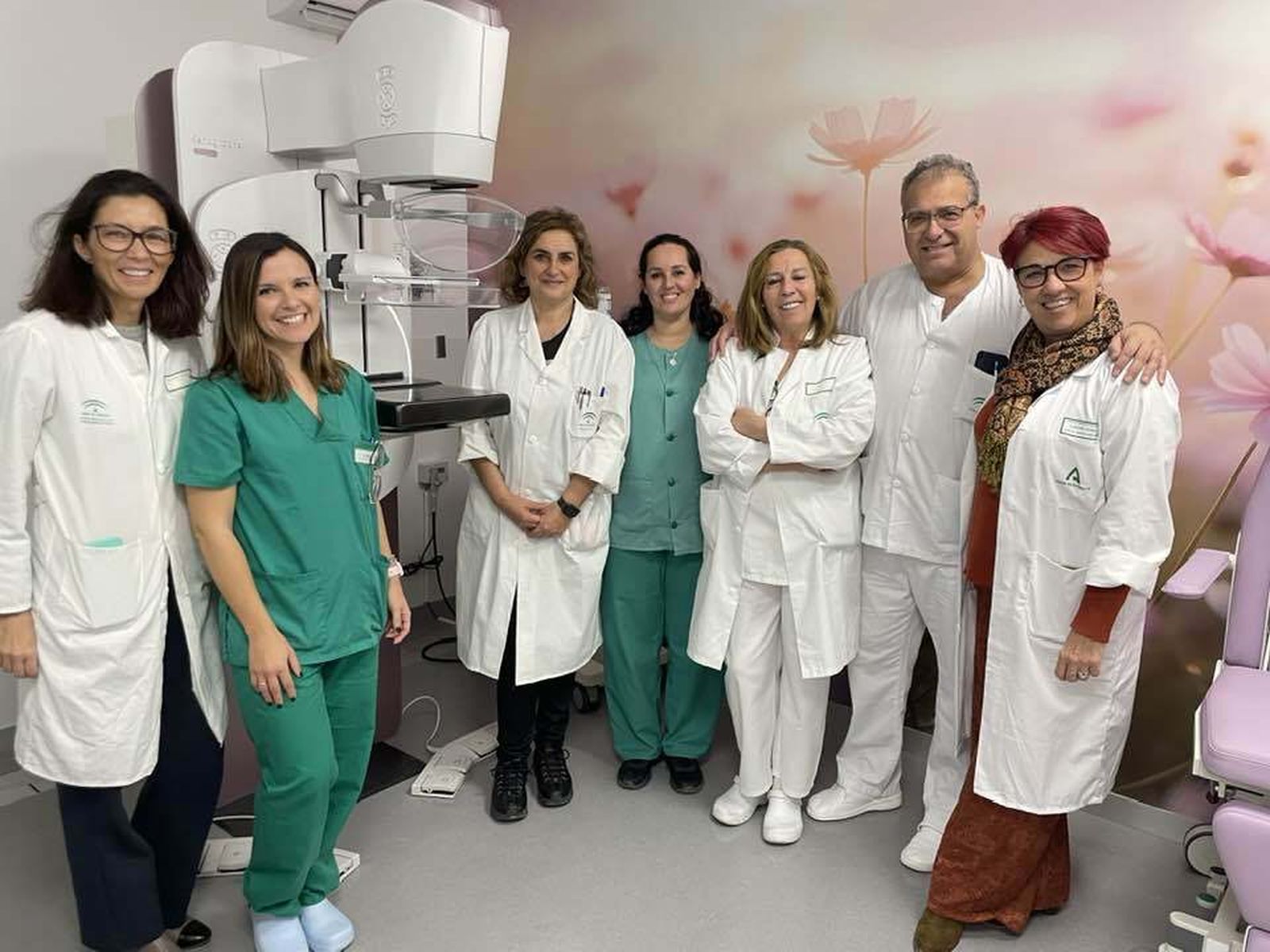 Lourdes García (a la derecha) en la Unidad de Radiodiagnóstico del Hospital Universitario de Jerez.