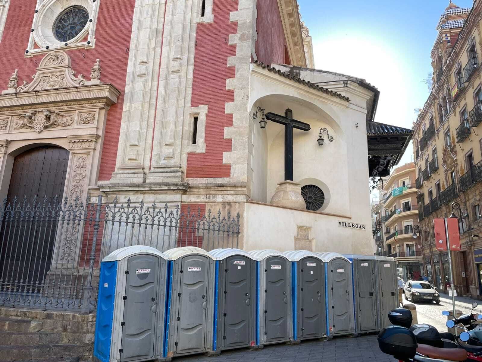 Los urinarios instalados junto a la iglesia del Salvador.