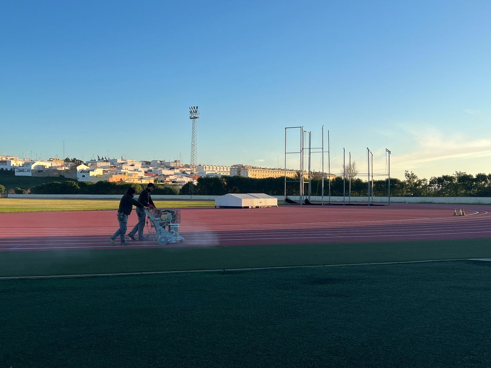Operarios trabajan en la pista de atletismo del Estadio Municipal de Huerta Mata.