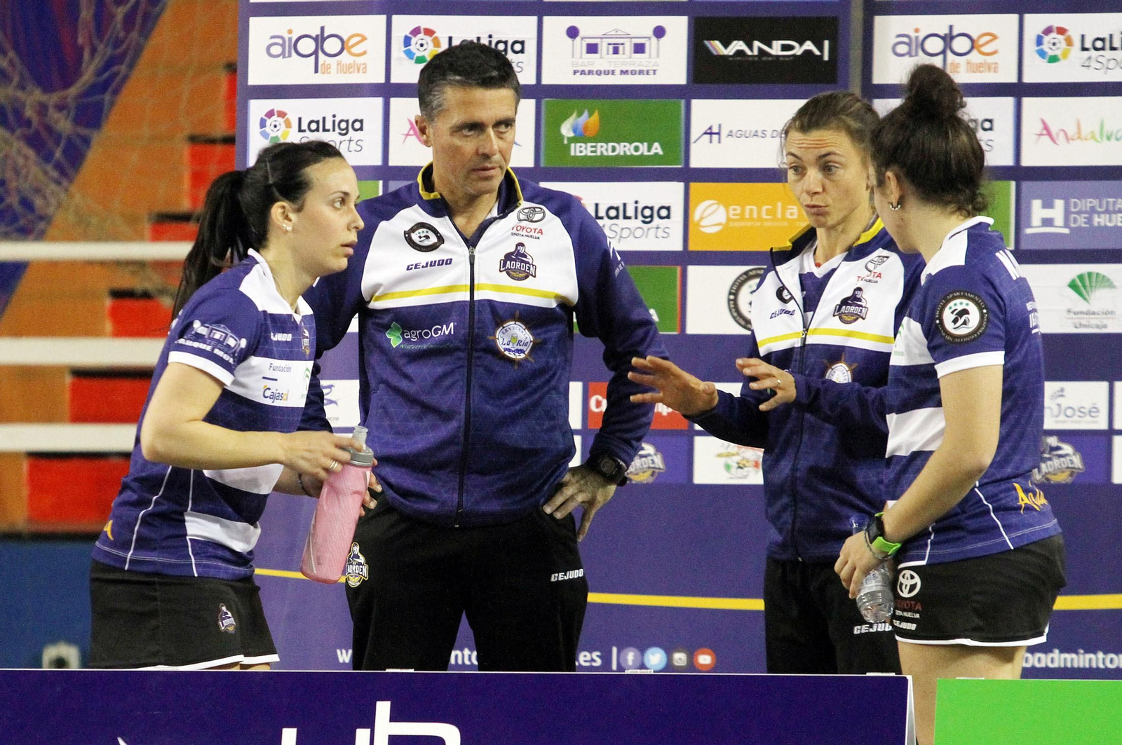 Paco Ojeda dialoga con varias de sus jugadoras en un partido de esta temporada.