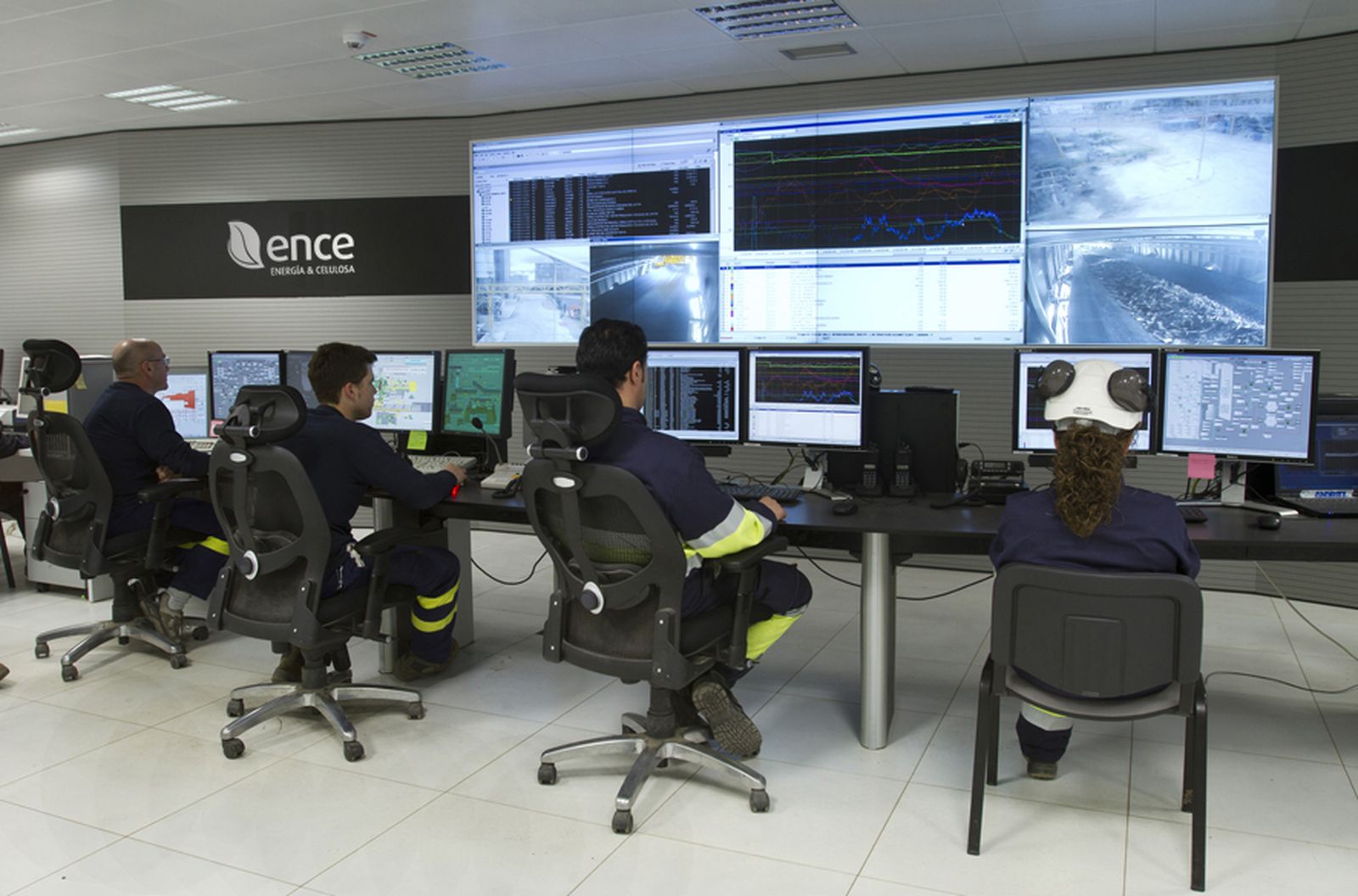 Sala de control de la planta de Ence en la capital onubense.