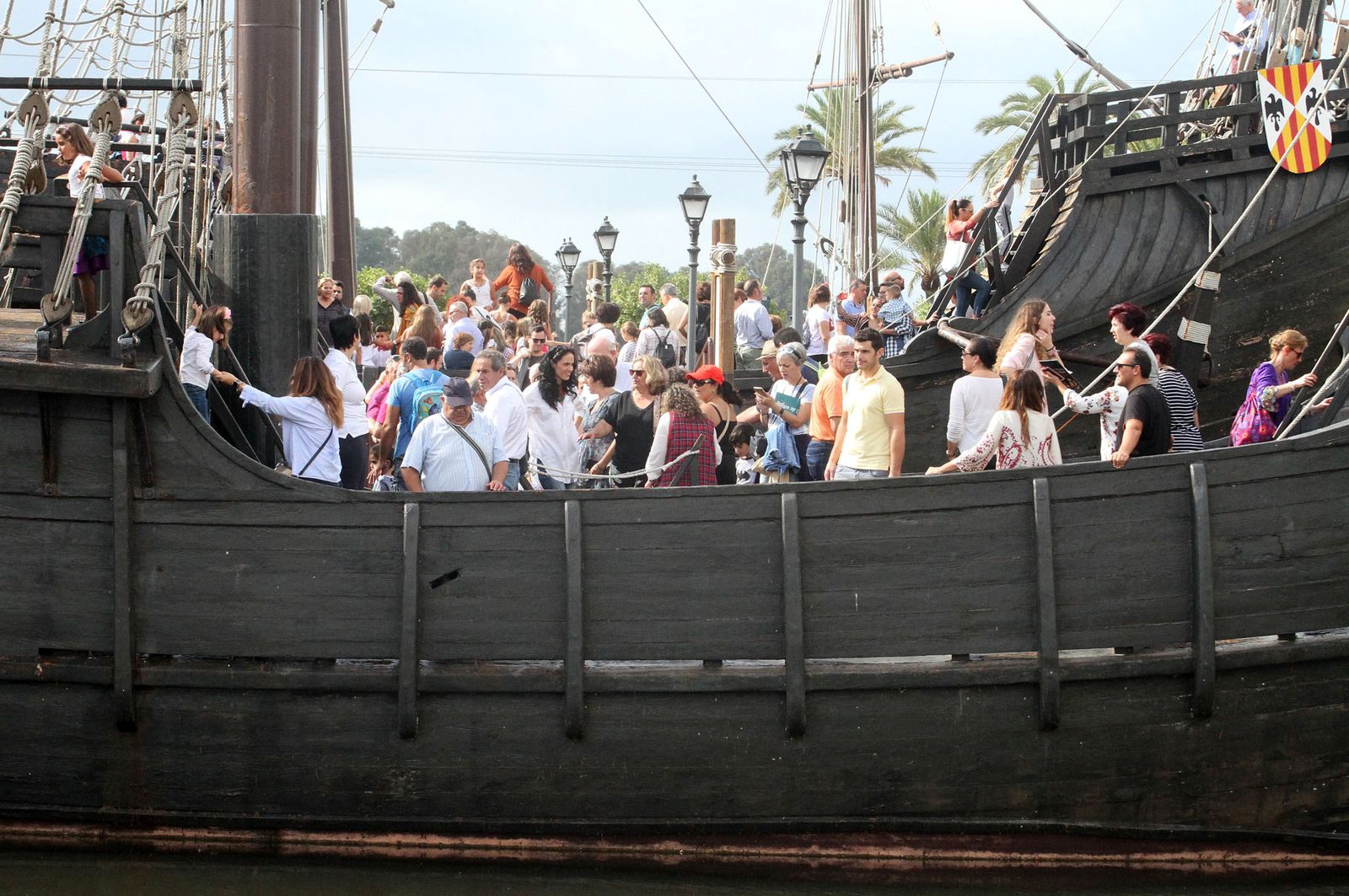 Multitud de personas visitan las carabelas durante la jornada de Puertas Abiertas.