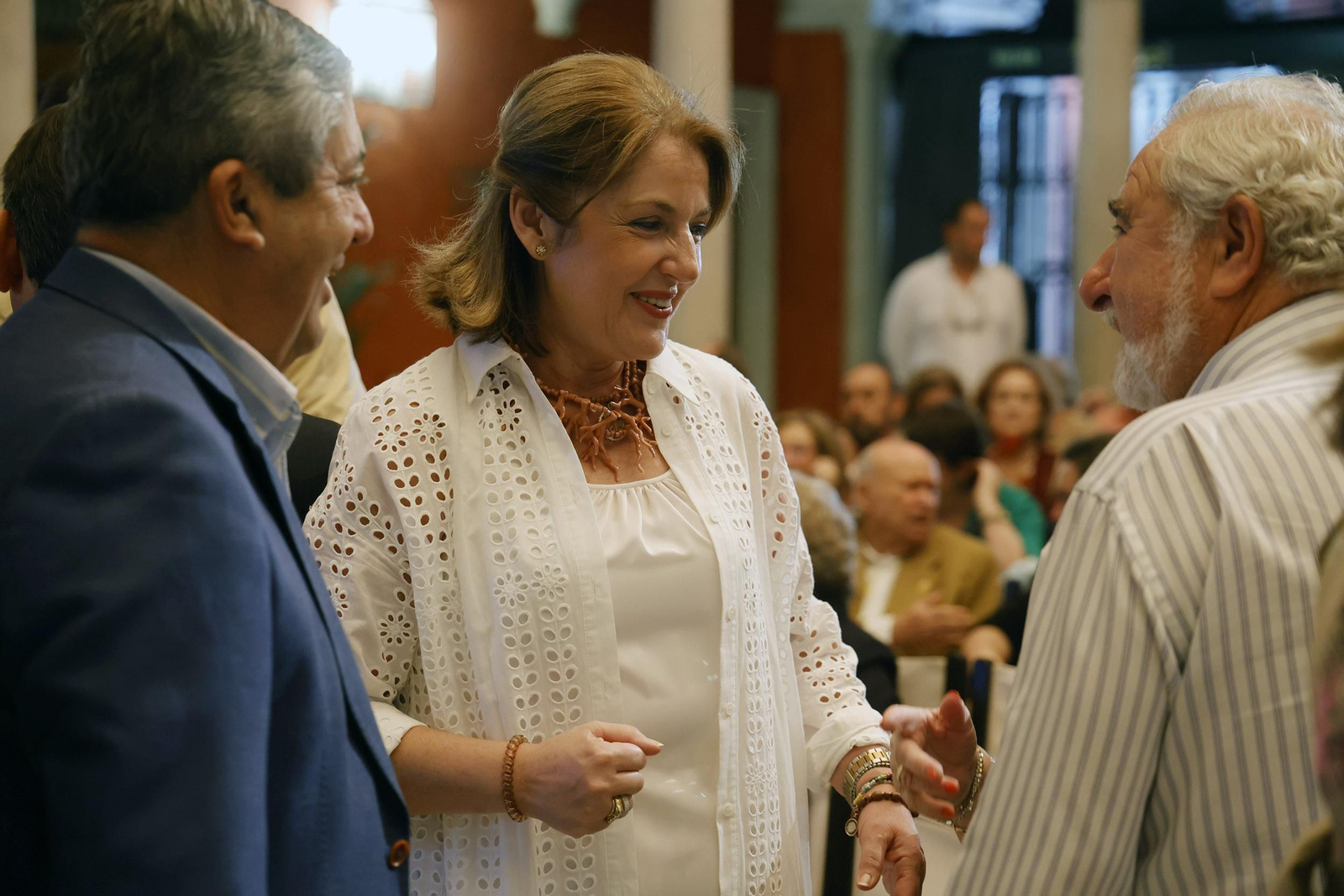 Presentación del libro  'Juan Robles, la sonrisa del tabernero' de Carlos Navarro, todas las imágenes
