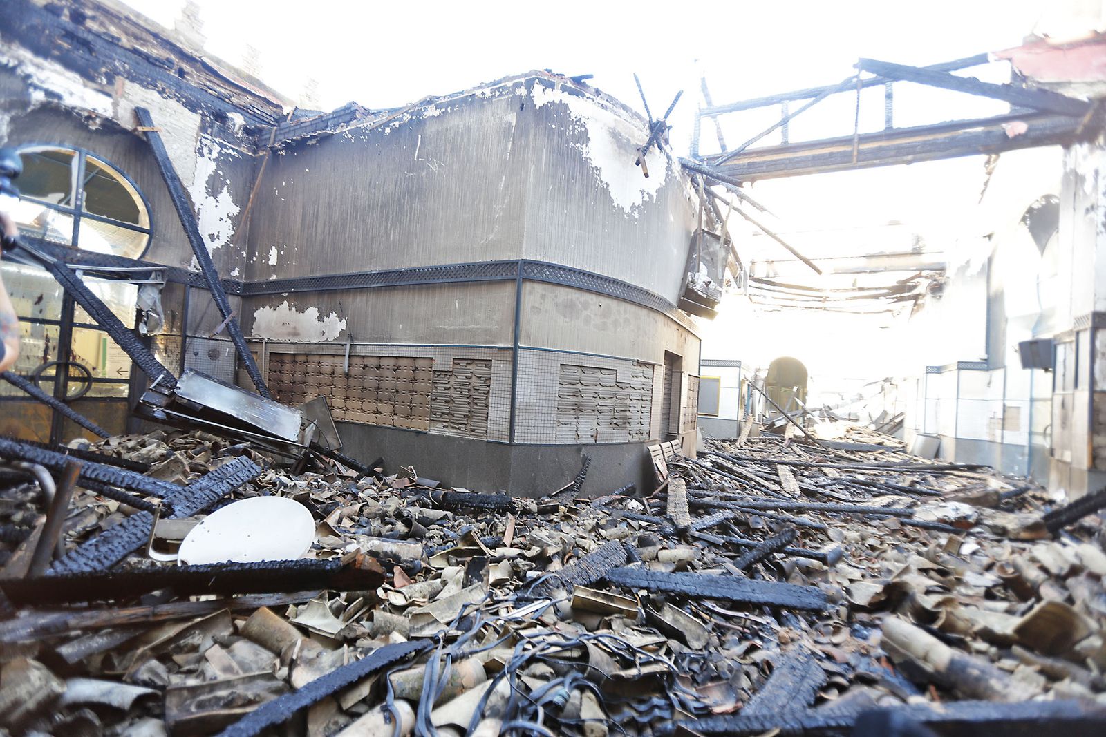 Interior de la estación de tren tras el incendio.