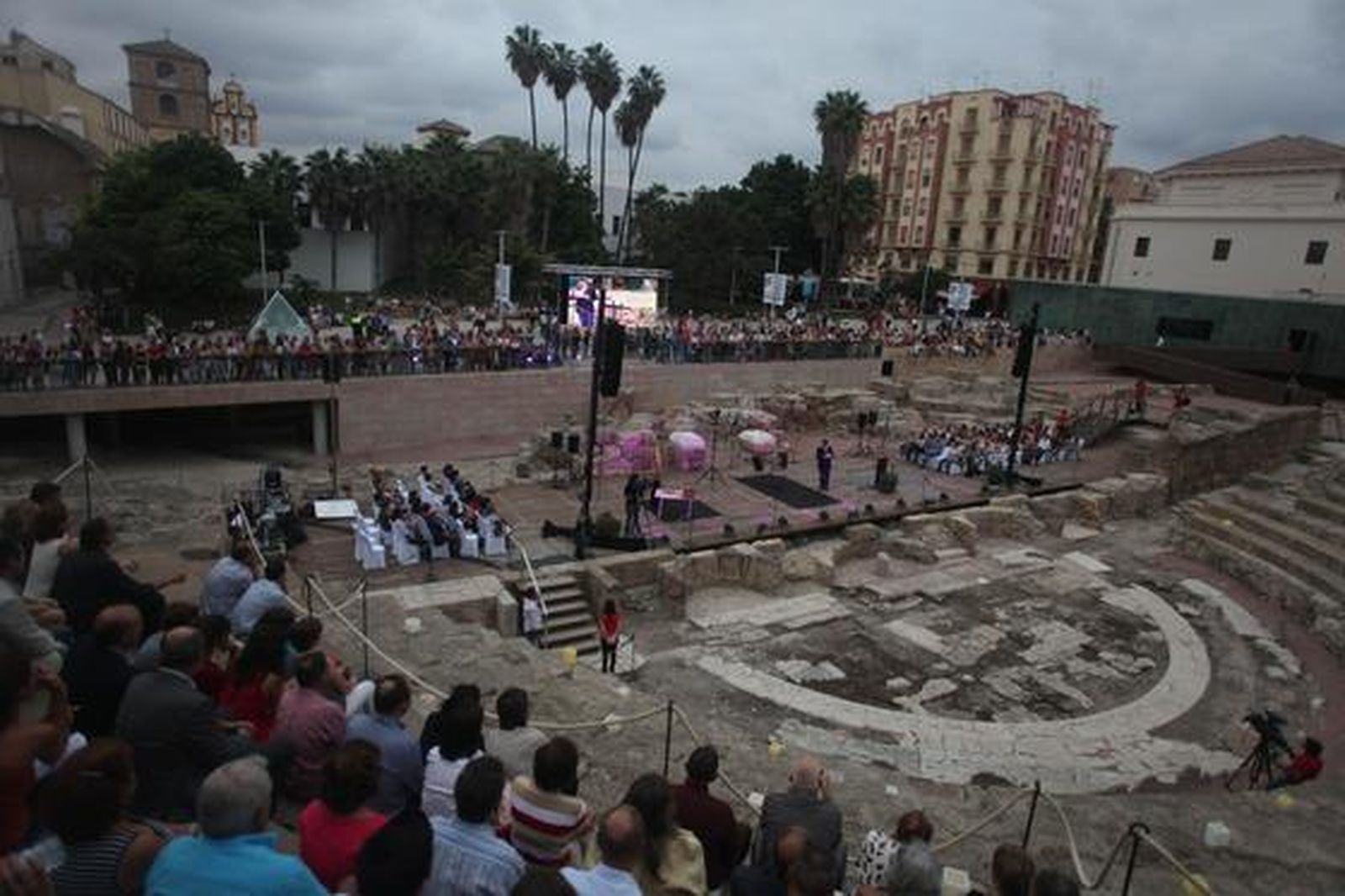 Las gradas del coliseo estrenaron aforo ante unos 400 invitados a un acto simbólico como la guitarra de Daniel Casares y el predicado de Carlos Álvarez como reclamo

Foto: Sergio Camacho