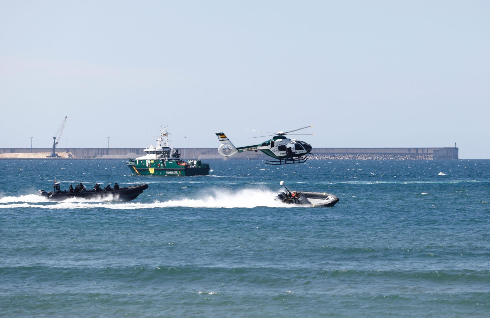Las espectaculares imágenes de la exhibición por el Día de las Fuerzas Armadas en Gijón
