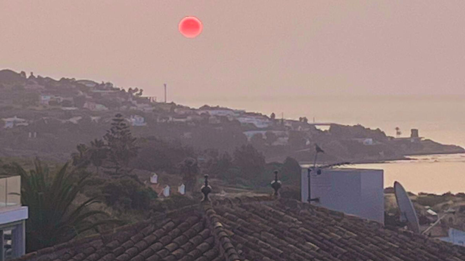 El sol rojo visto este martes, 3 de junio, desde Torreguadiaro, en San Roque.