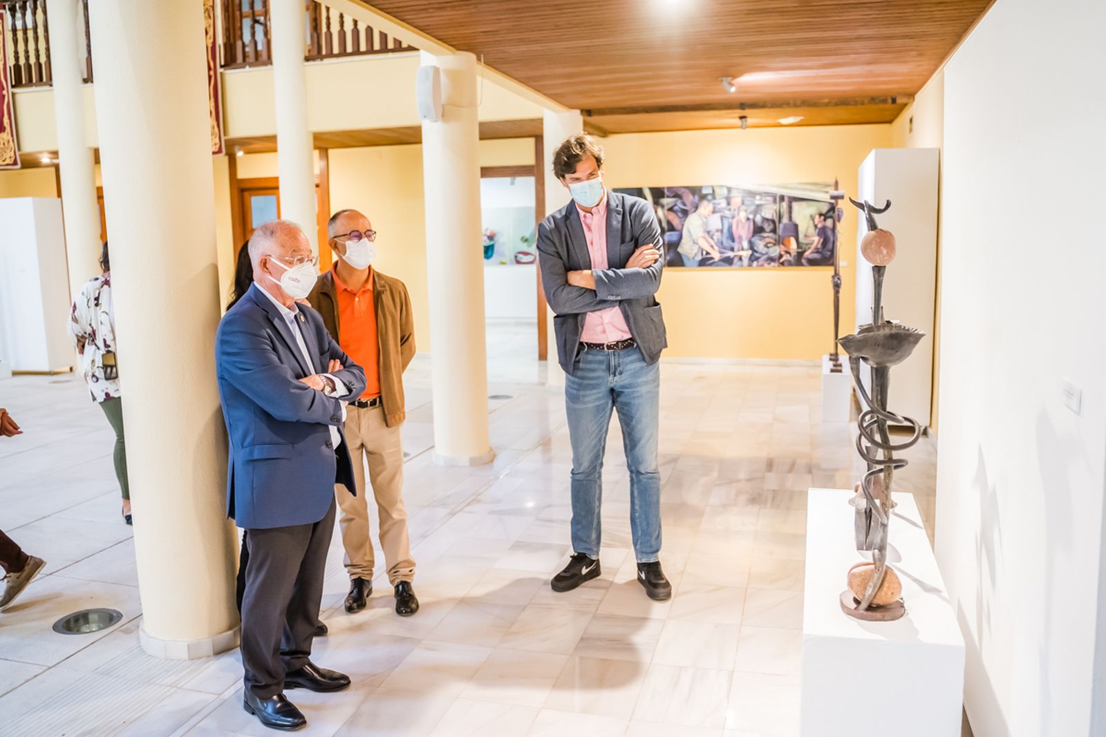Gabriel Amat y Juan José Salvador viendo una de las esculturas de Cristóbal Avilés.