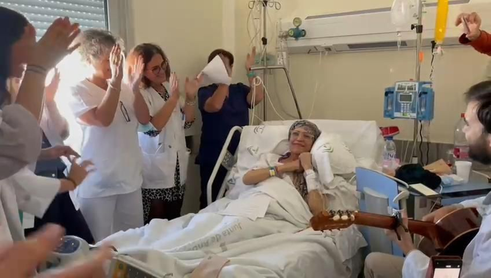 Emotivo momento en el que Angelitas canta la canción 'Huracán' con trabajadores del Hospital de Jerez.
