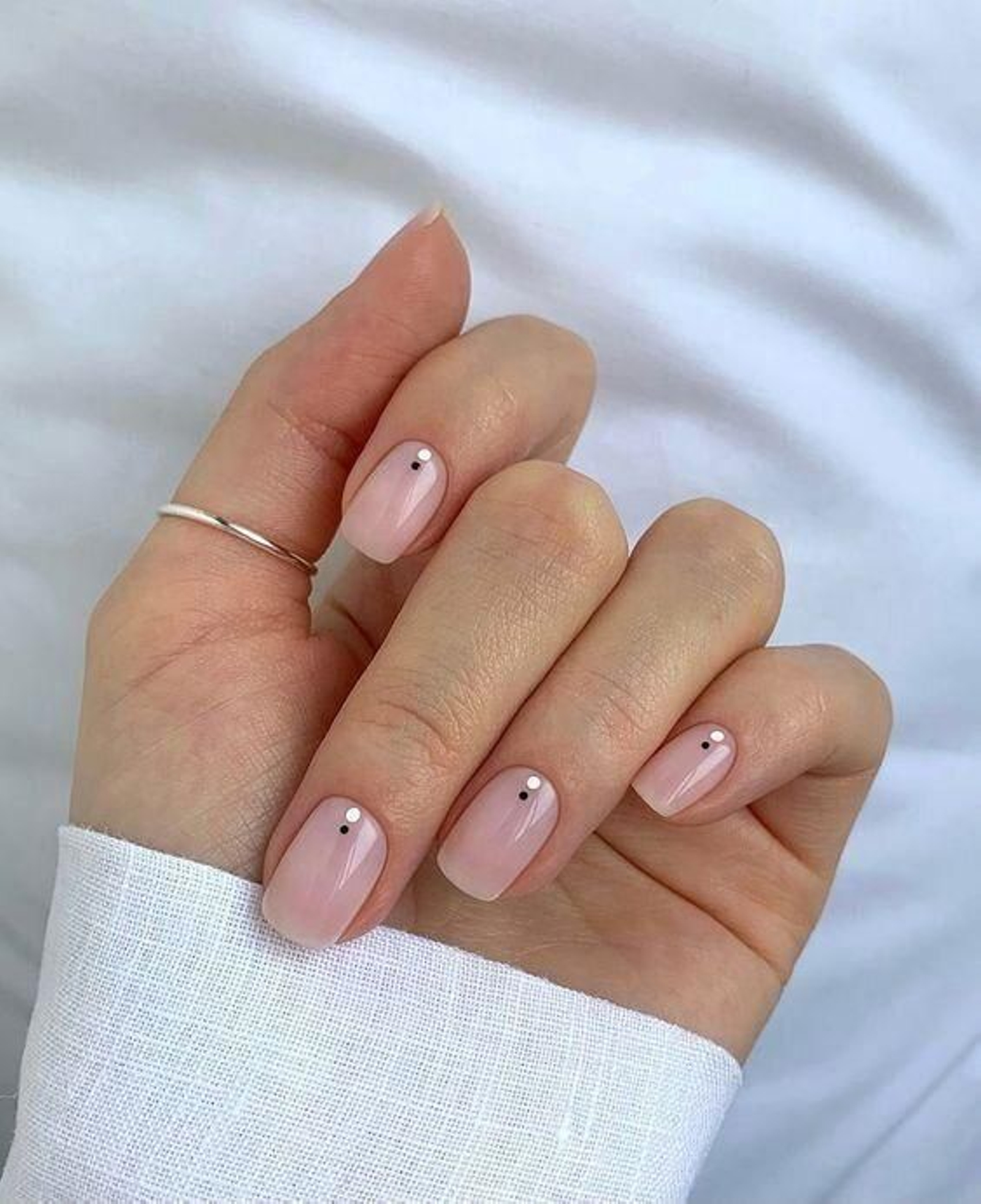 Manicura nude con puntitos. Manicura nude con puntitos.