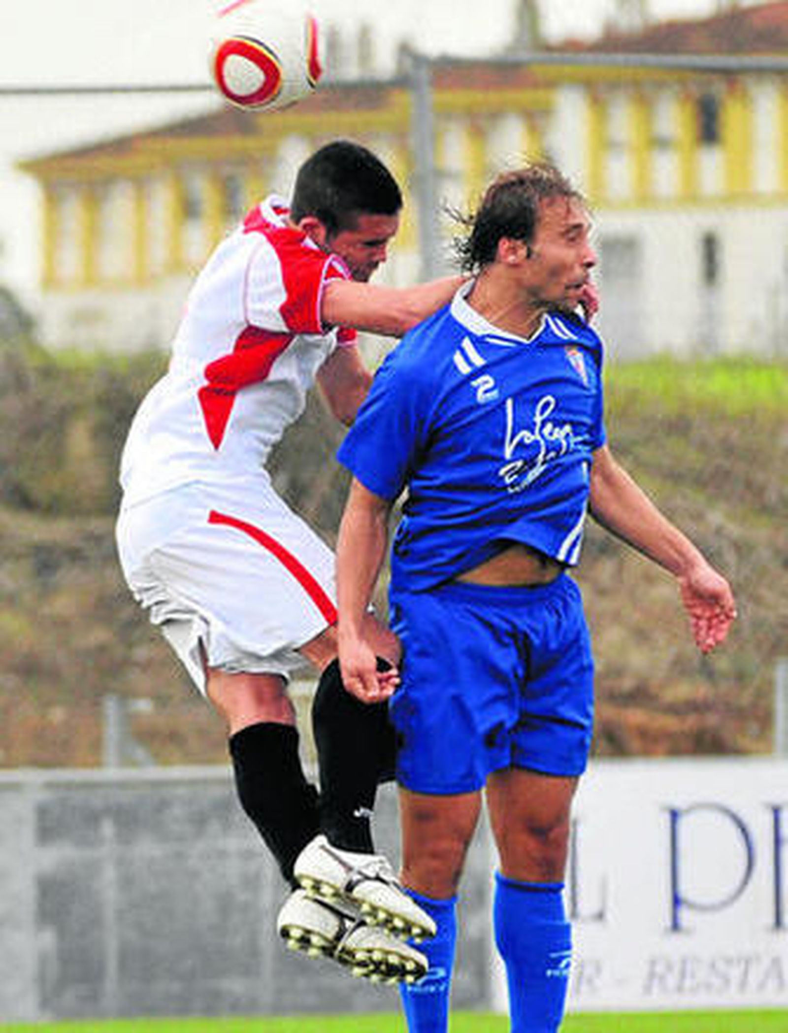 Iván Guerrero (d), delantero del San Fernando, salta junto al sevillista Hugo.