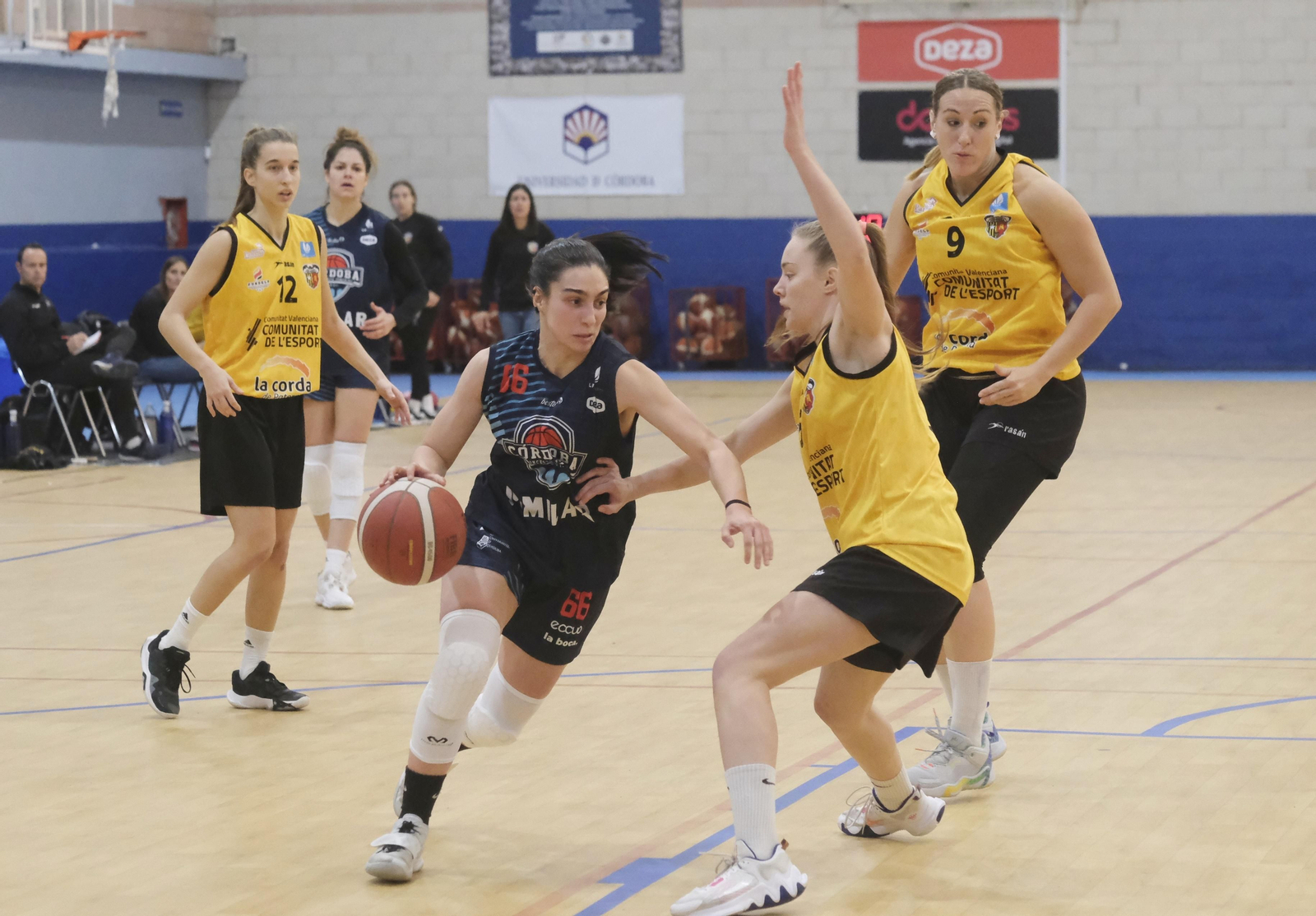 Carlota Menéndez protege el balón ante la defensa de una jugadora del La Cordá de Paterna.