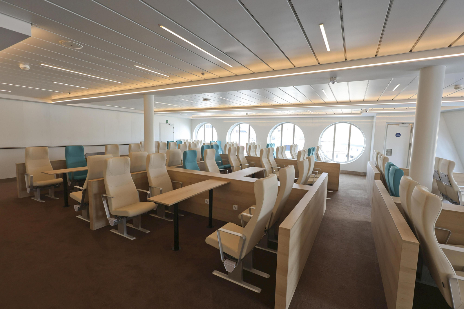 Así es el nuevo ferry ‘Rusadir’ que ha presentado Baleària en el puerto de Málaga.