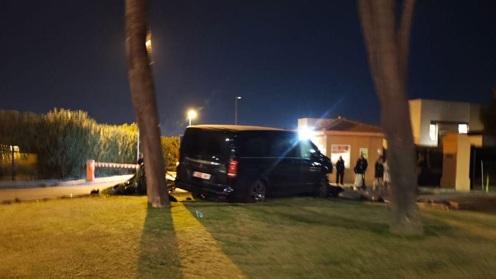 La furgoneta de Cayetano, en medio de la rotonda.