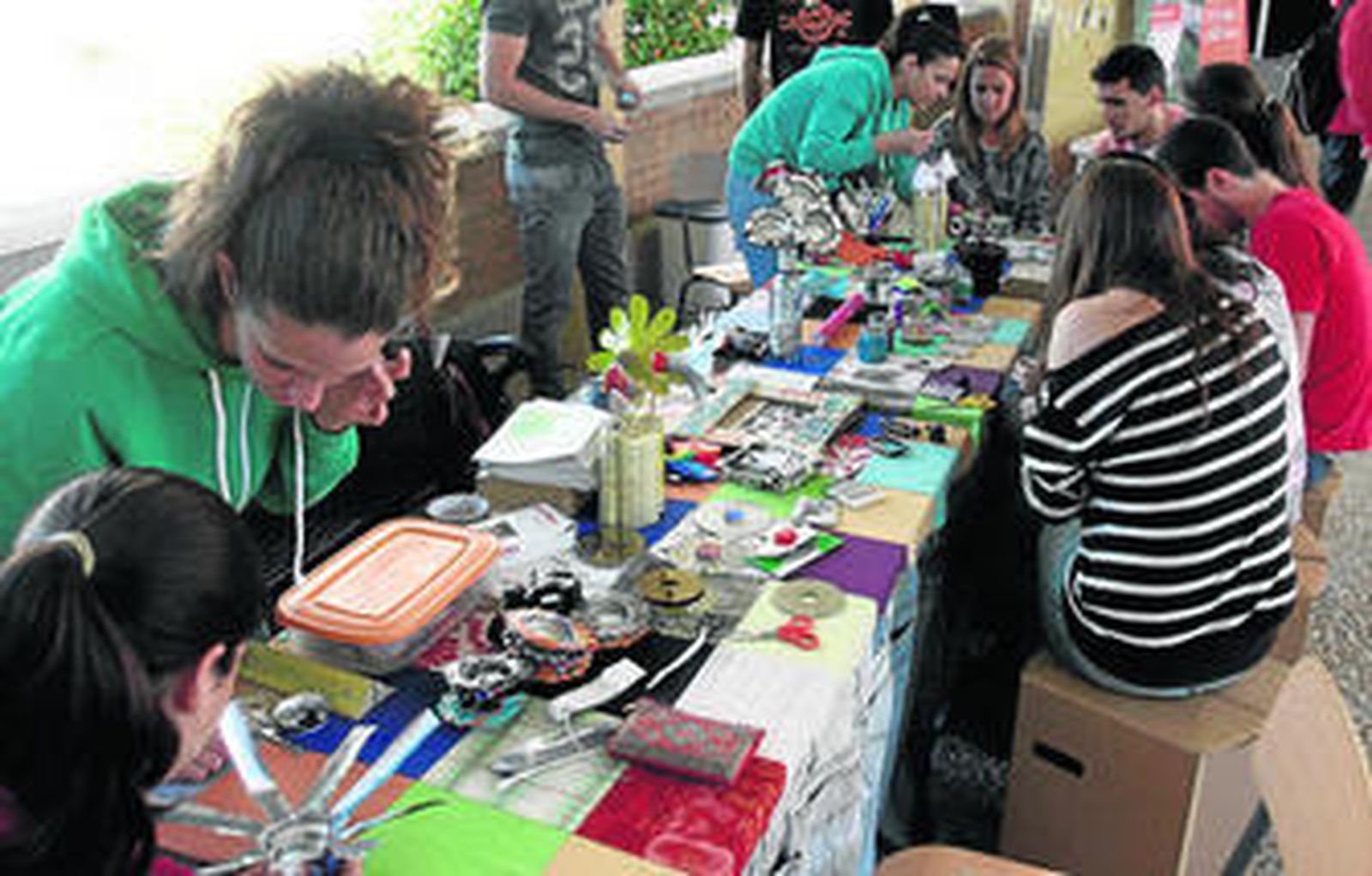 Recapacicla realiza actividades con centros de toda Andalucía, como este taller de reciclaje creativo en Sevilla.