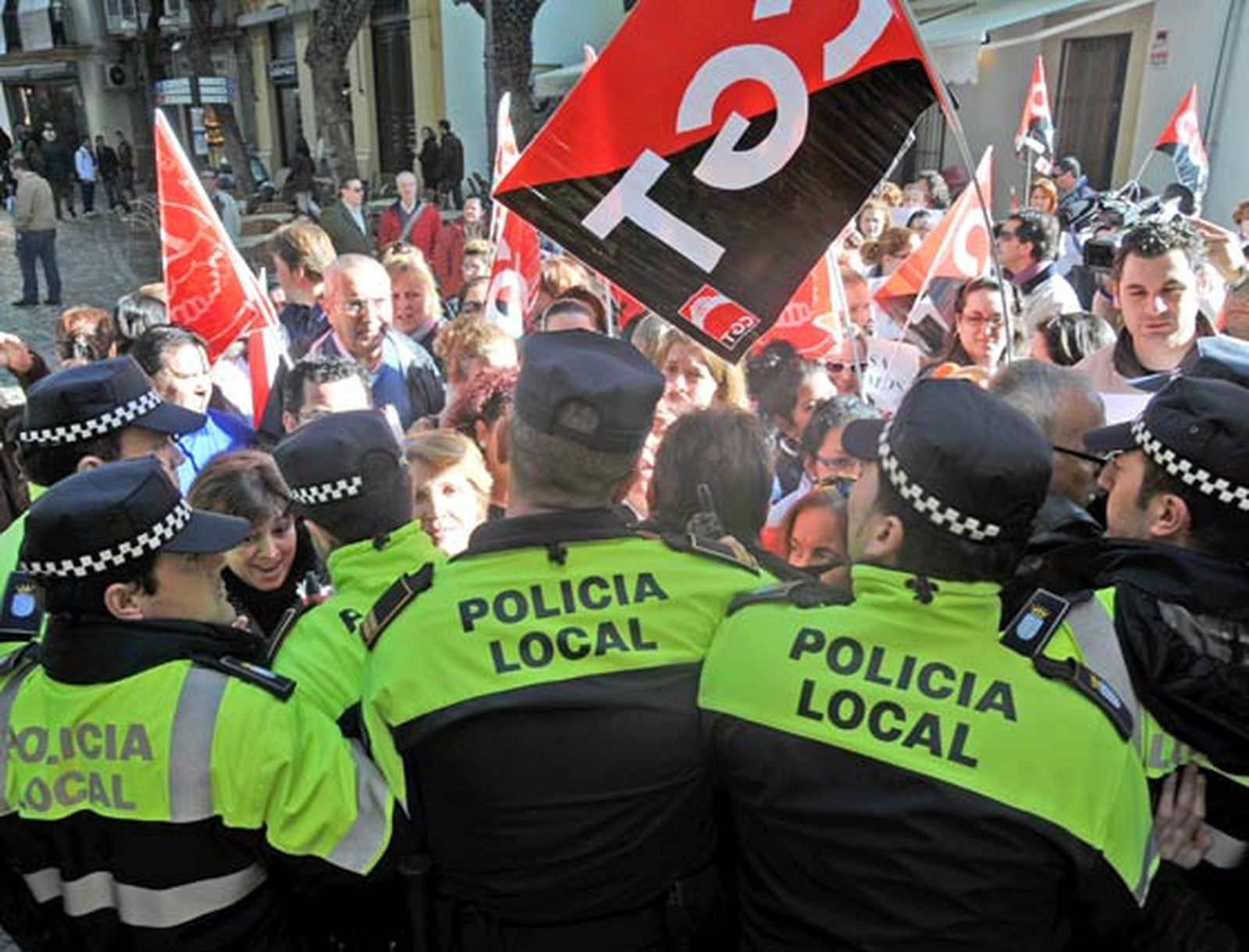 La Policía Local frena el intento de las trabajadoras de Acasa y Limasa de tomar el Consistorio si bien lograron ocupar la sede del grupo municipal del PSOE más tarde

Foto: Manuel Aranda