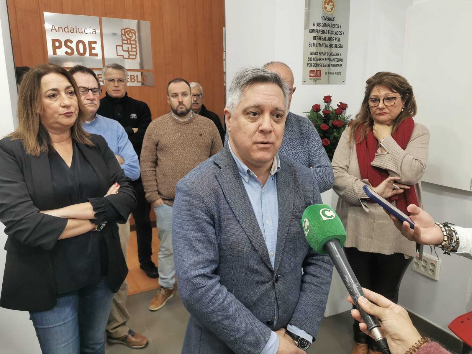 El candidato del PSOE a la Alcaldía de Cádiz, Óscar Torres, atiende a los medios de comunicación.