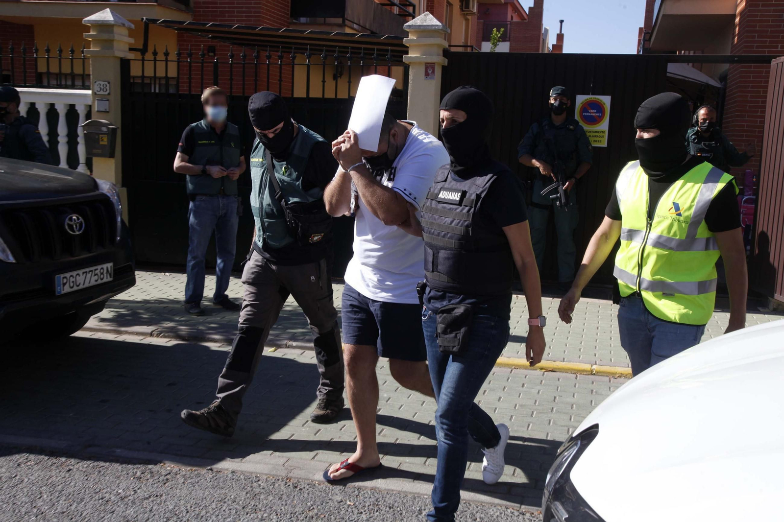 Guardia Civil y Vigilancia Aduanera durante una operación contra el 'narco' en la costa occidental onubense