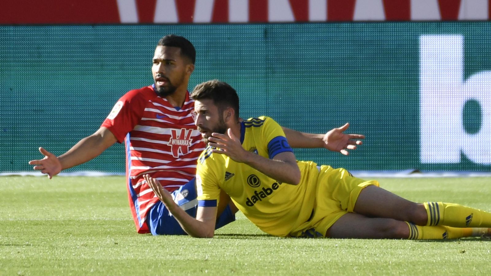 Yangel Herrera cae en el duelo ante el Cádiz junto a José Mari.