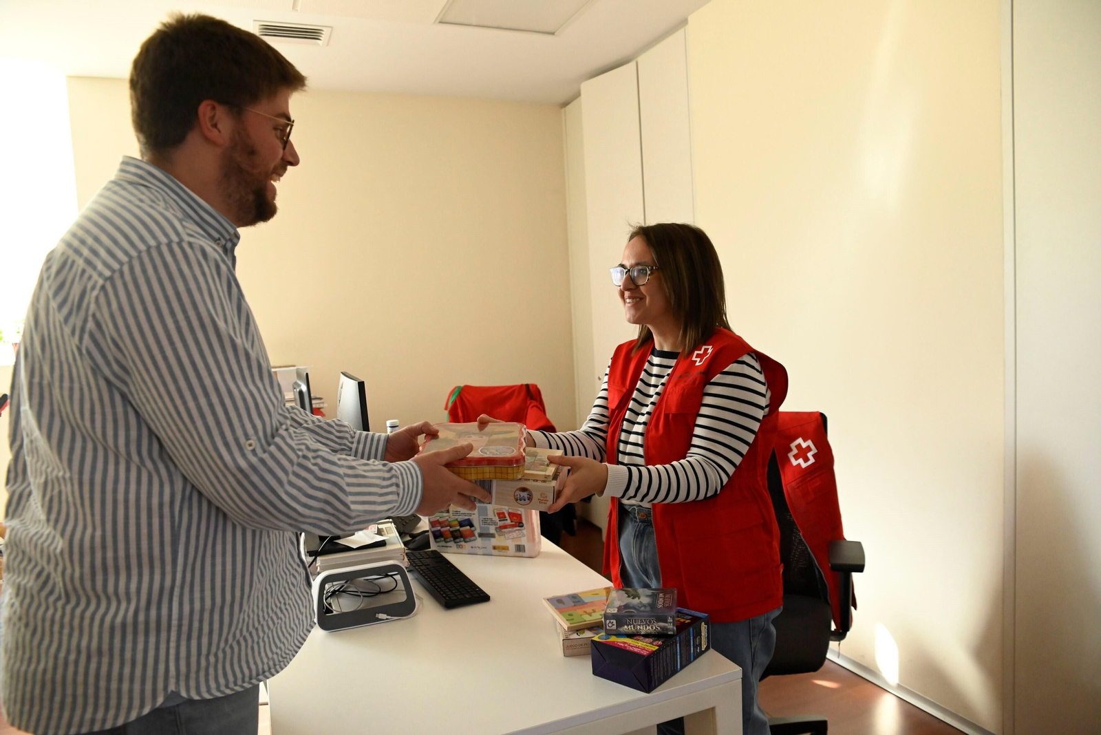 Un hombre entrega unos juguetes en Cruz Roja Córdoba.