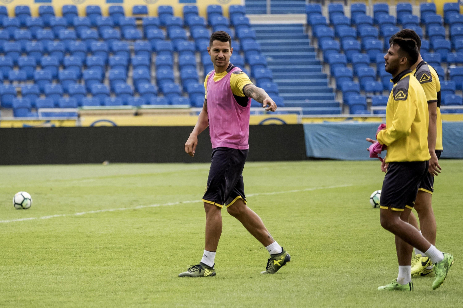 Vitolo, con su gran amigo Jonathan Viera en el entrenamiento de la UD Las Palmas antes de viajar a Sevilla.