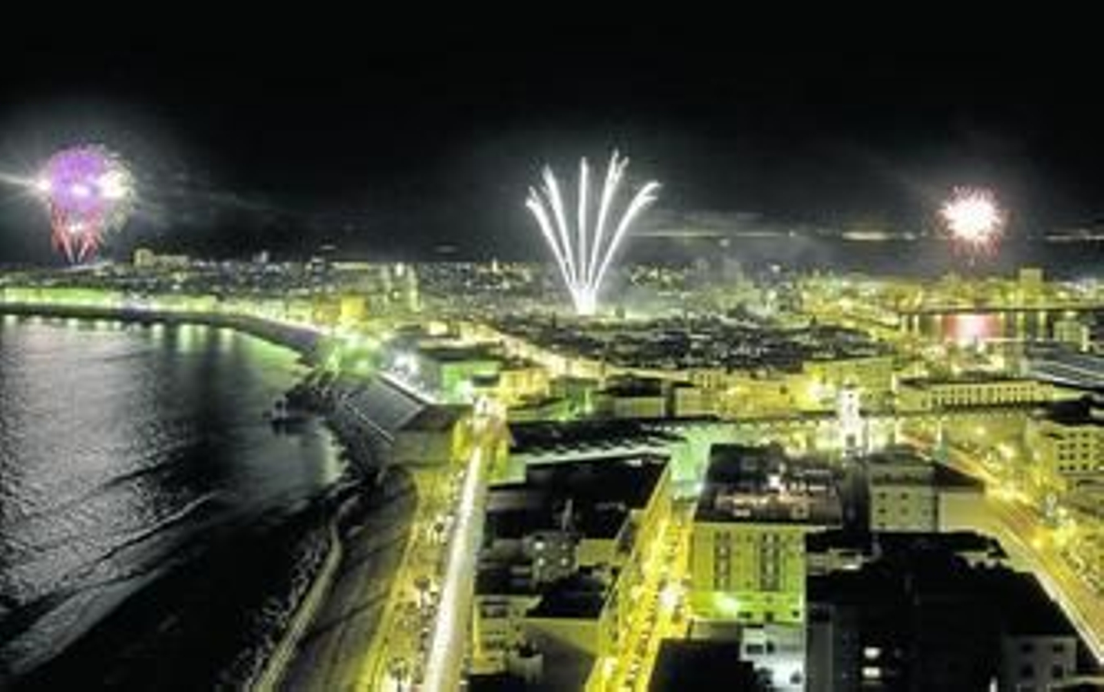 Fuegos artificiales para el Bicentenario, un año que no se debe olvidar ni desperdiciar. Fuegos artificiales para el Bicentenario, un año que no se debe olvidar ni desperdiciar.