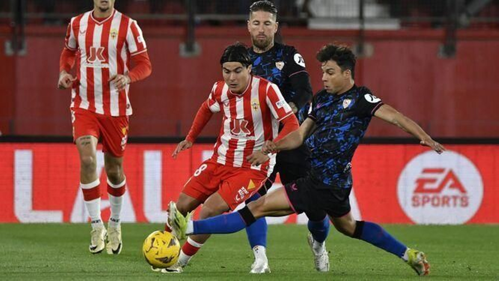 Óliver Torres le entra con fuerza a Luka Romero.