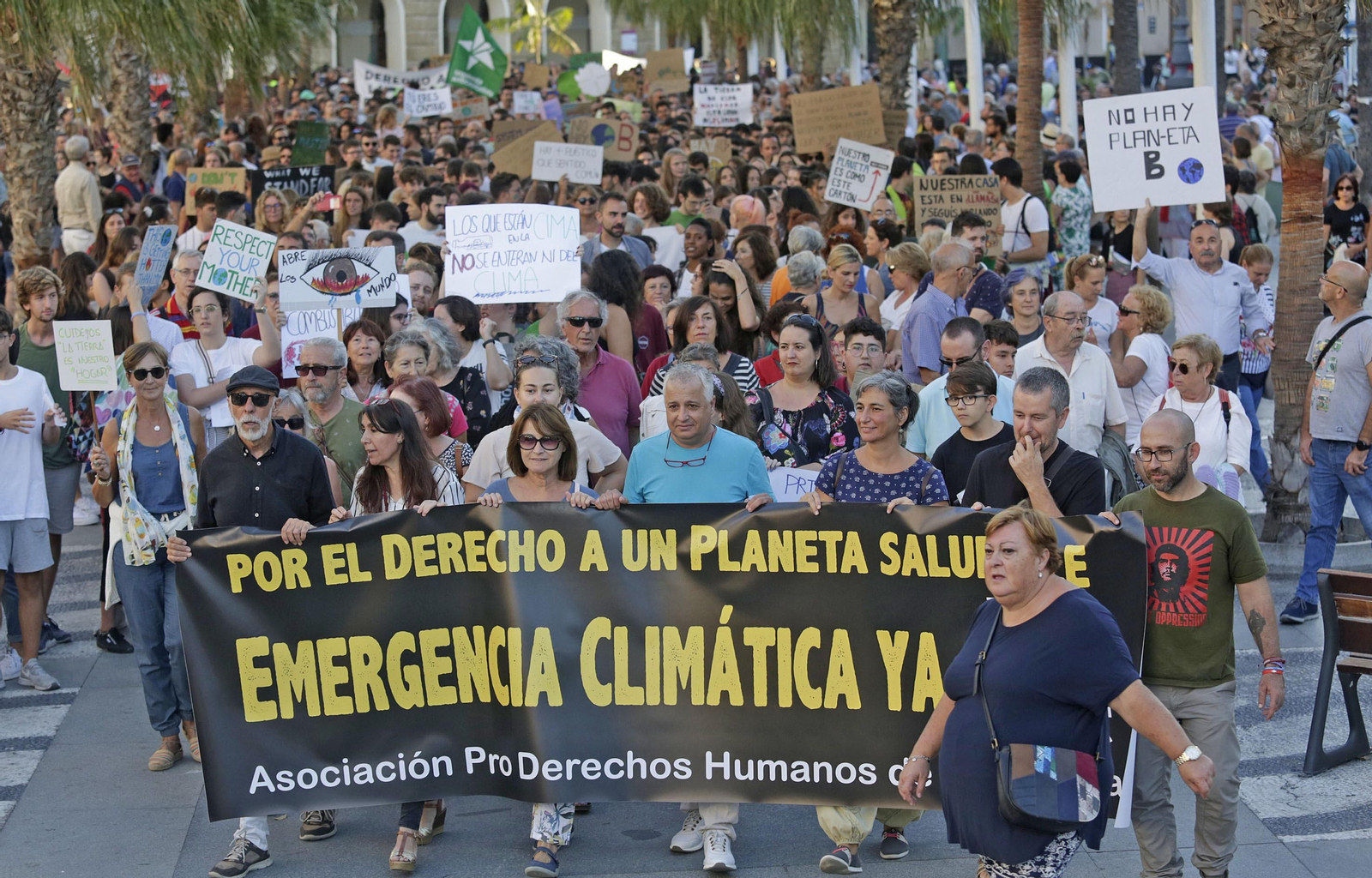 Las imágenes de la manifestación de la Huelga Mundial por el Clima en Cádiz.