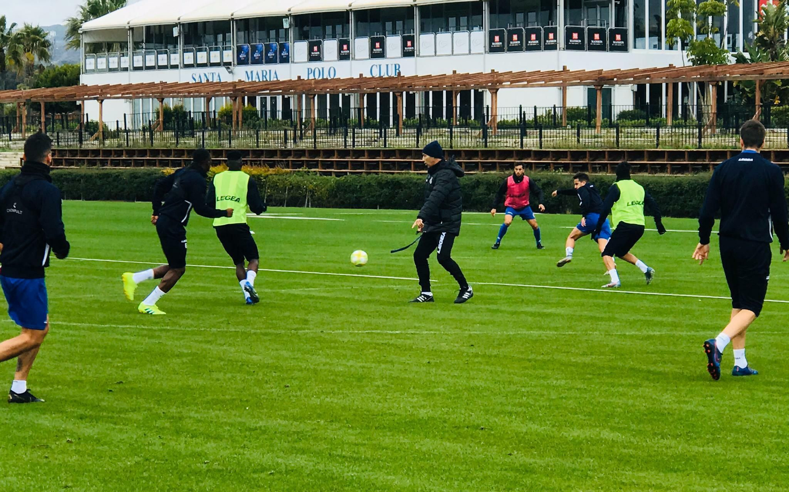 Antonio Calderón, que se estrena en casa, dirige el trabajo en el Santa María Polo Club