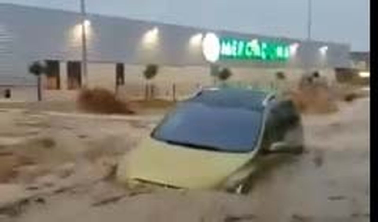 Un coche arrastrado por el agua