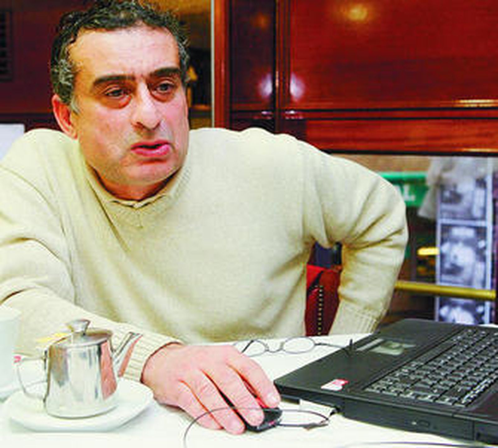 José Julio Ruiz, con su portátil en la cafetería Spala, en la plaza del Duque.