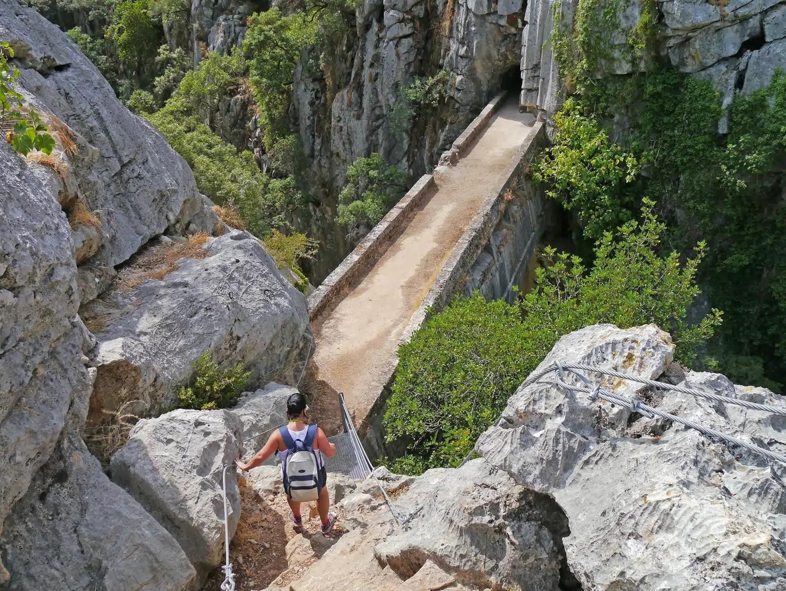 Un senderista a punto de cruzar el Puente de los Alemanes.