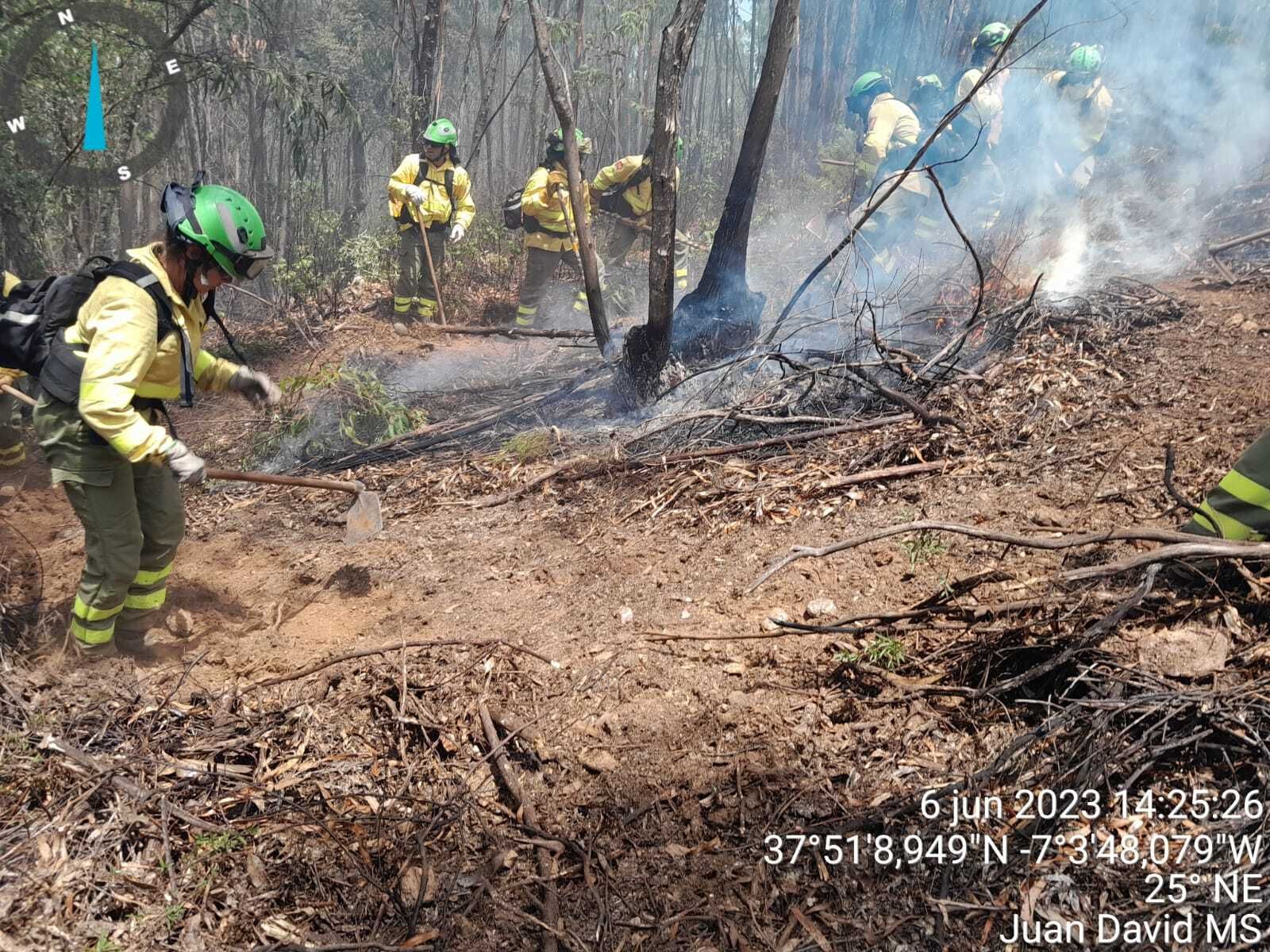 Arde el Paraje Natural de Sierra Pelada entre el término municipal de Cortegana y Aroche