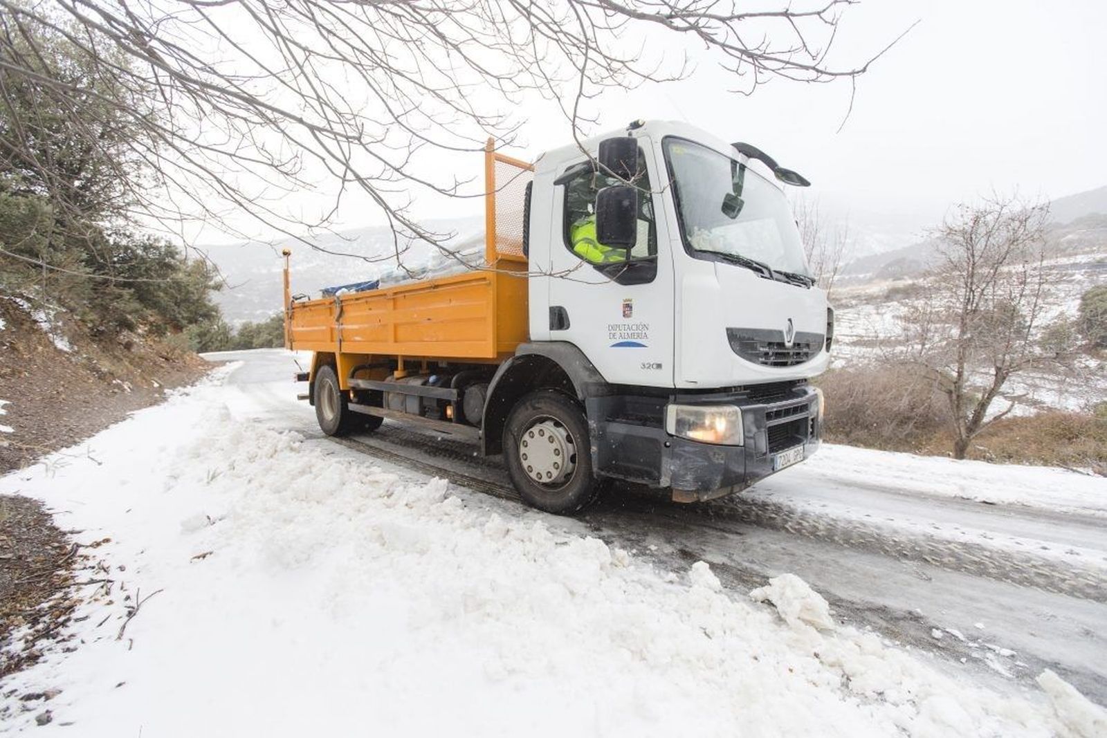 La maquinaria de la Diputación de Almería se encuentra toralmente operativa.