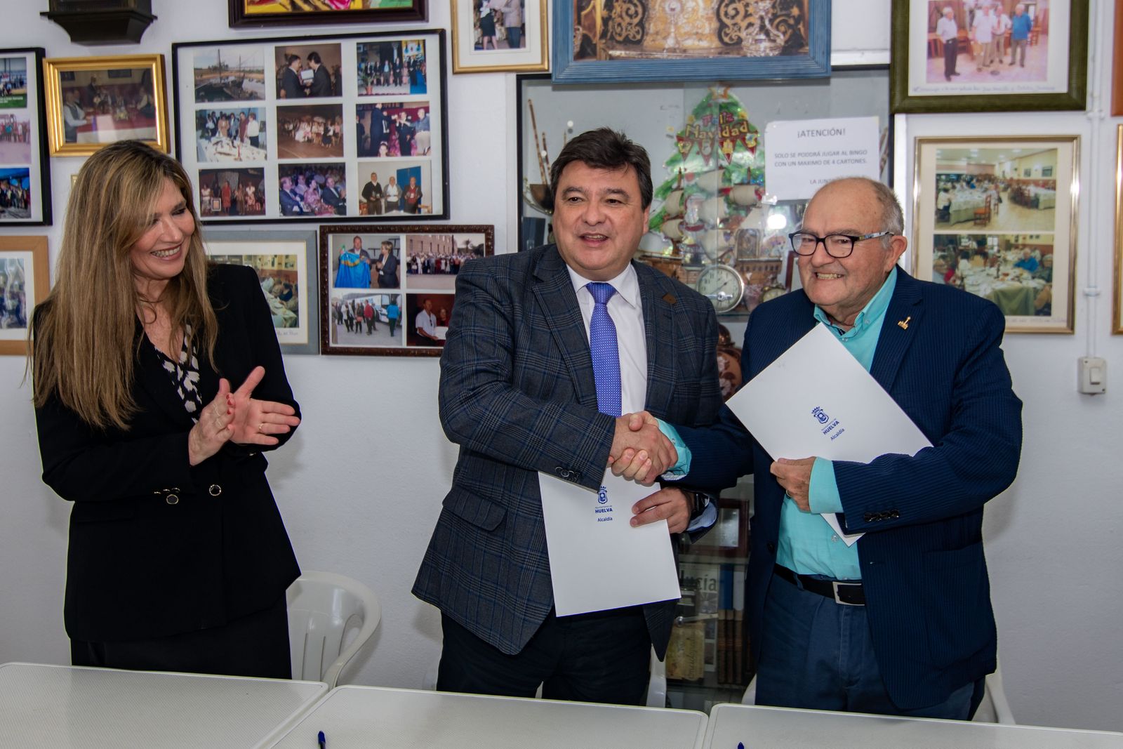 Firma del convenio entre el Ayuntamiento y la Asociación de Vecinos de La Hispanidad