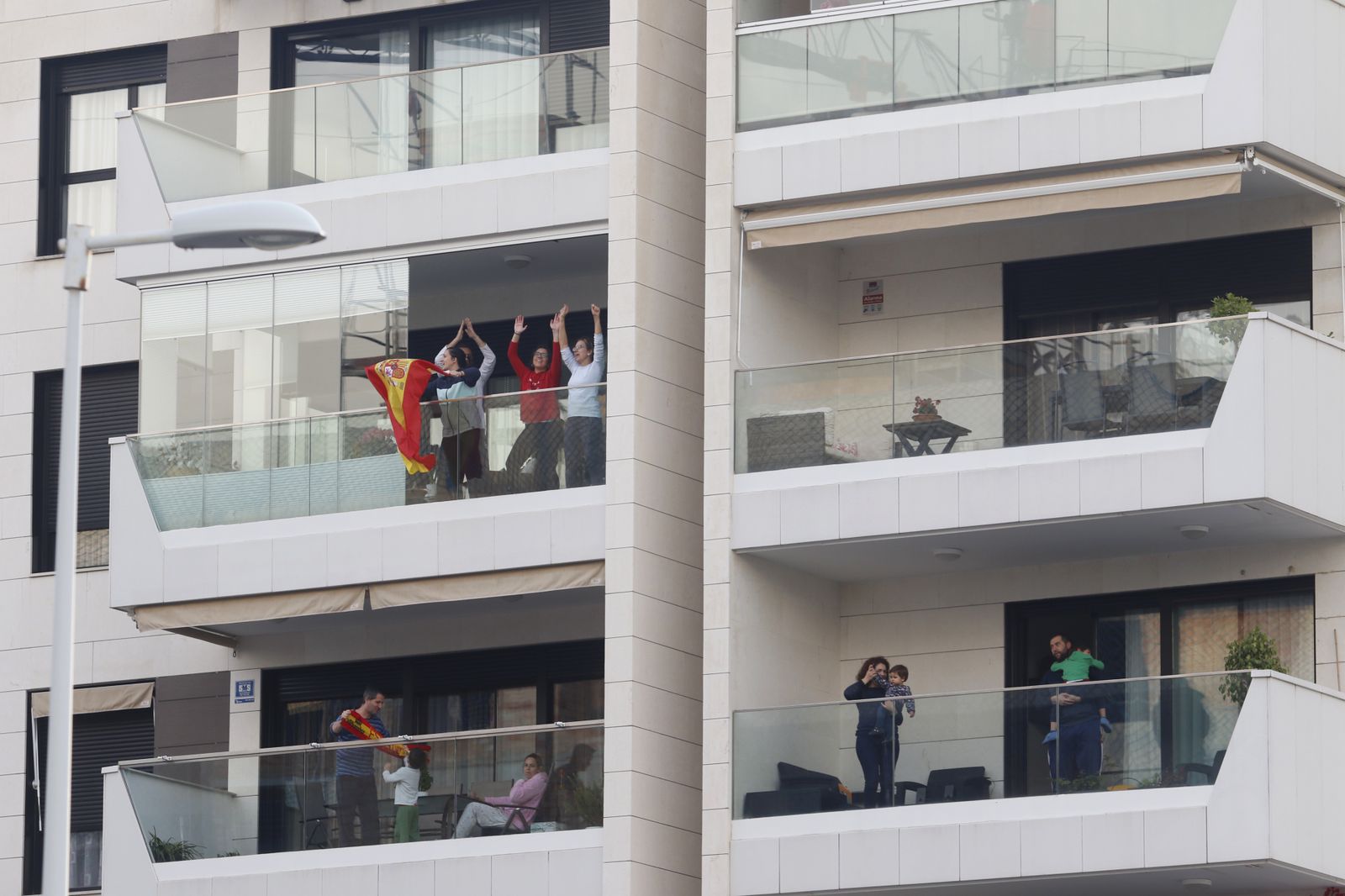 Vecinos de Córdoba durante el aplauso a los sanitarios a las 20:00.