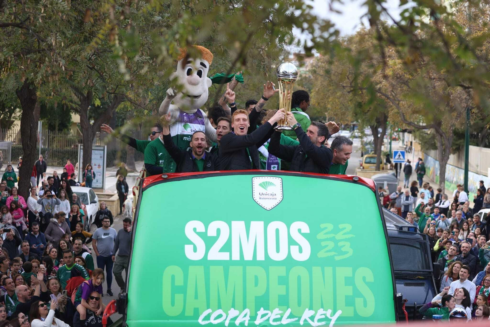 Alberto Díaz levanta la Copa.