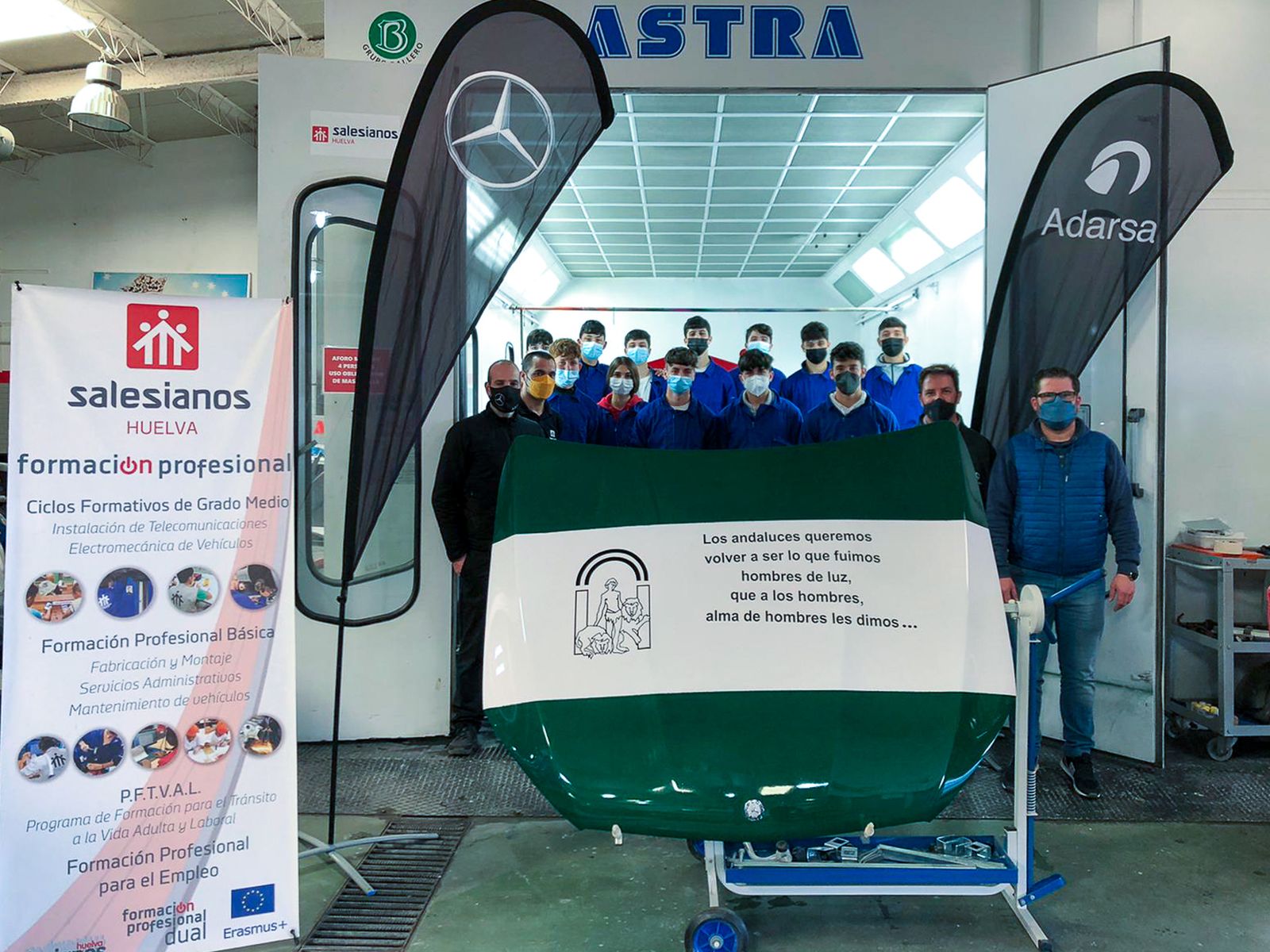 Capó de un Mercedes con la bandera de Andalucía.