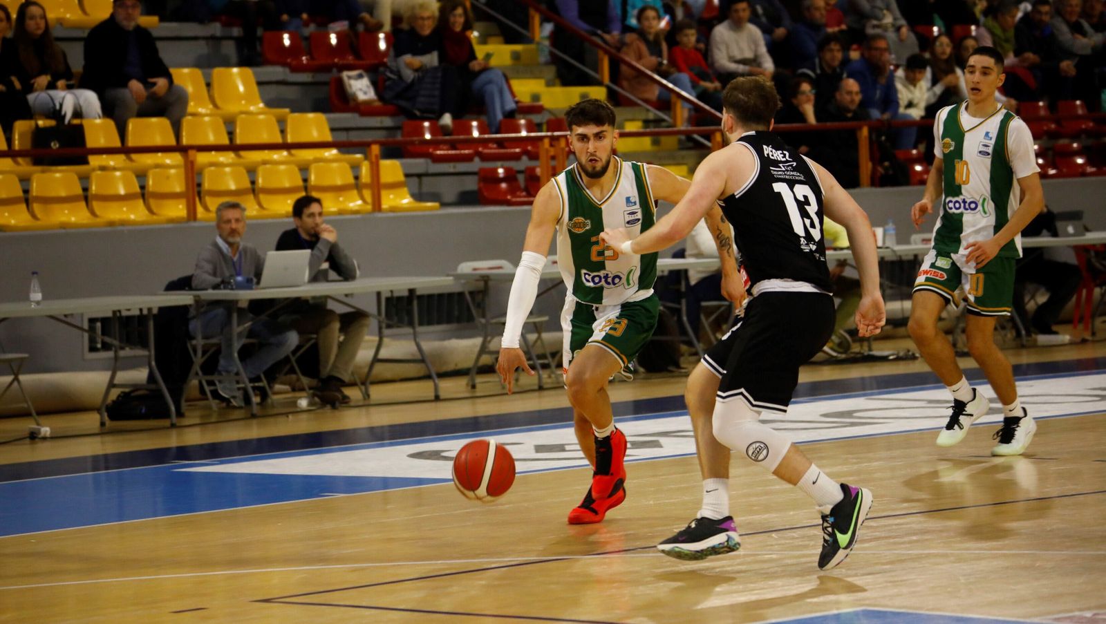 Fernando Bello encara a un rival.