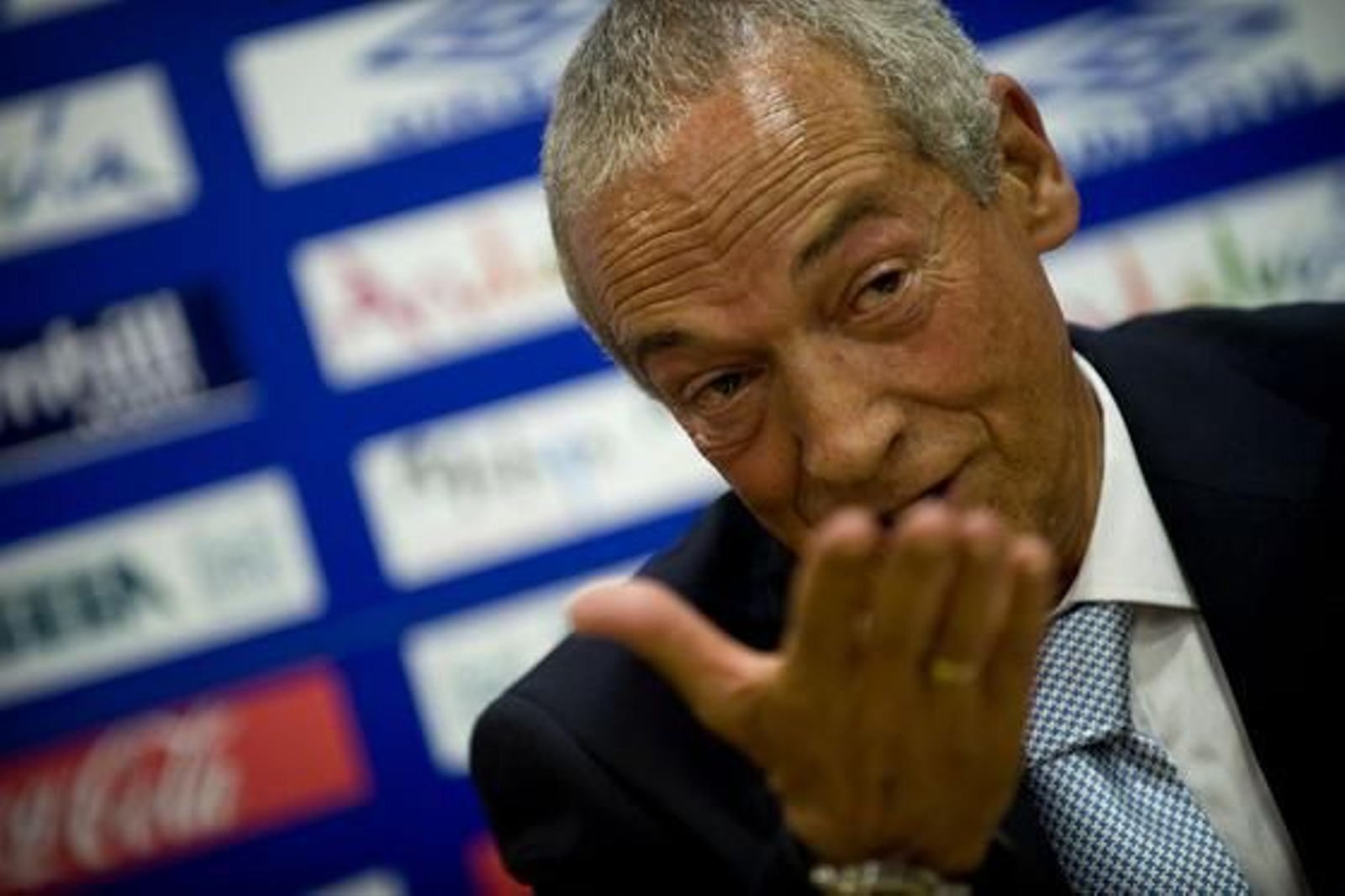 2. El discurso

Las comparecencias públicas del técnico portugués podían degenerar en un gran titular o en una pregunta por respuesta cuando no le gustaba lo que se le inquiría. Siempre utilizando un discurso agresivo, tomando la palabra ganar como propia. Muy distintas a las del técnico chileno, quien no elude ninguna cuestión y que, sin irse por las ramas, utiliza un método más sosegado y realista con grandes pinceladas de elegancia para zanjar posibles temas polémicos.

Foto: Carlos Pastor