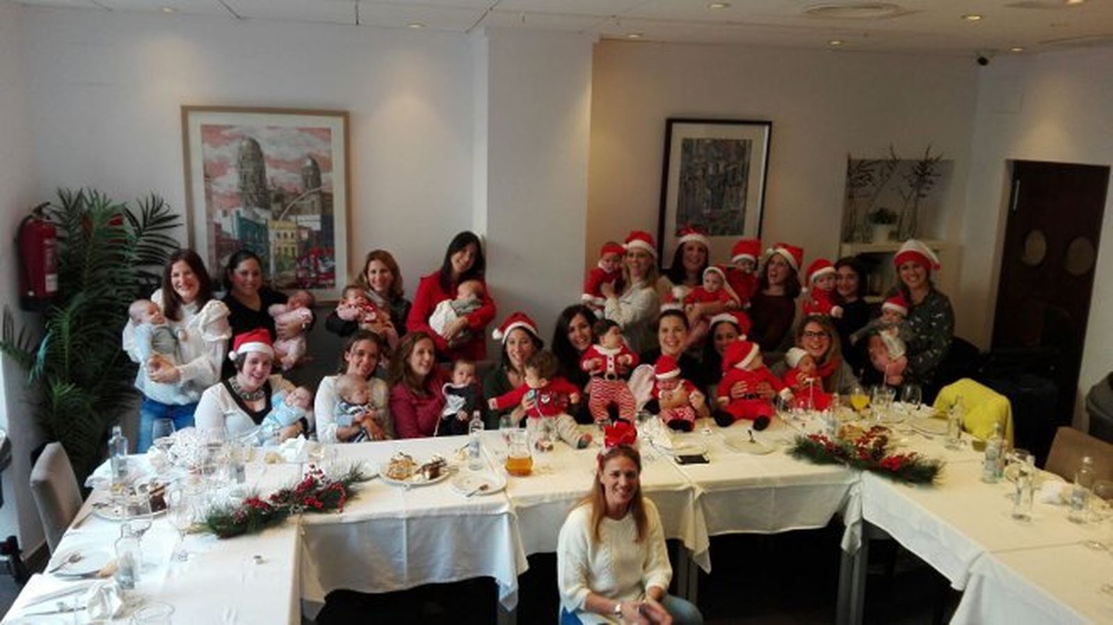 El grupo de madres que participaron en el curso de pilates de embarazadas del gimnasio Evasión, con sus bebés durante el homenaje a la instructora Eugenia González Agulla.