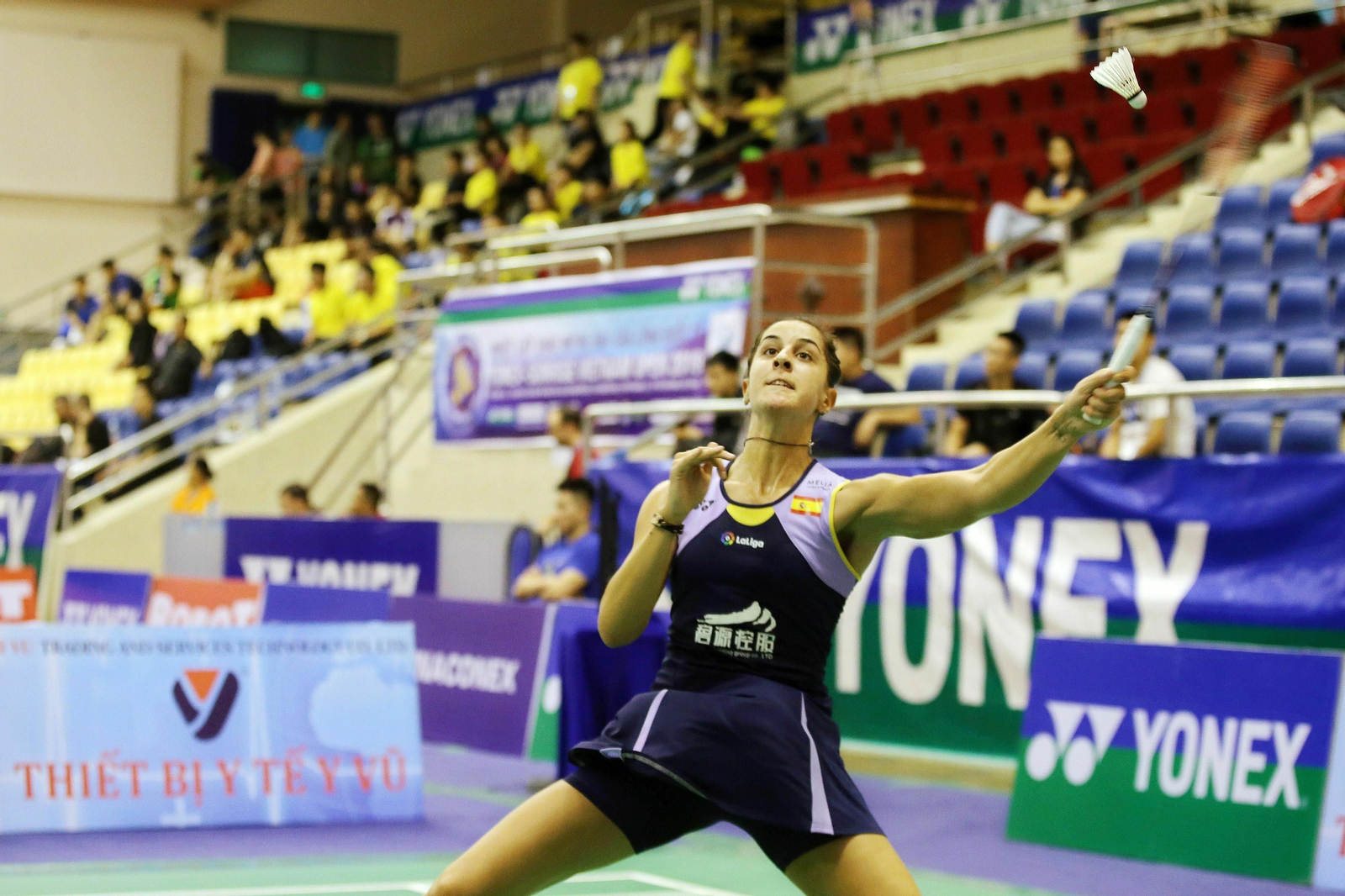 Carolina Marín se dispone a golpear el volante durante un partido.