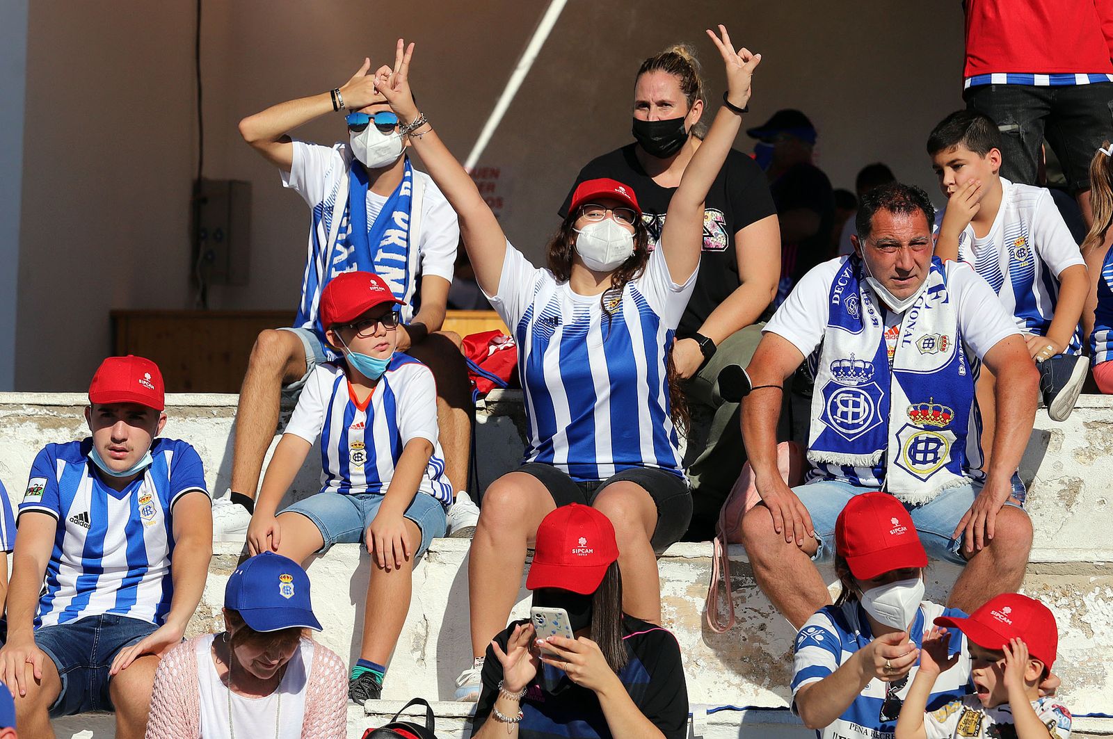 Imágenes de la afición más fiel del Recre en su visita al campo del Antoniano