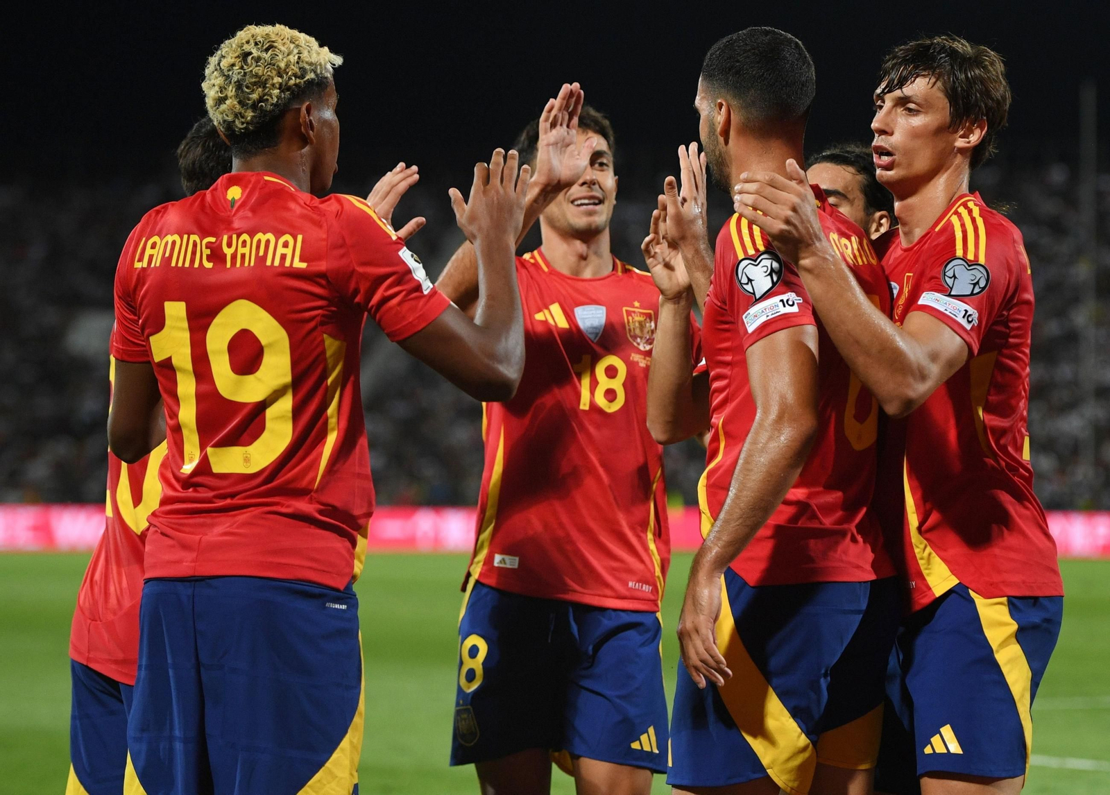 Los jugadores de España se felicitan entre ellos.