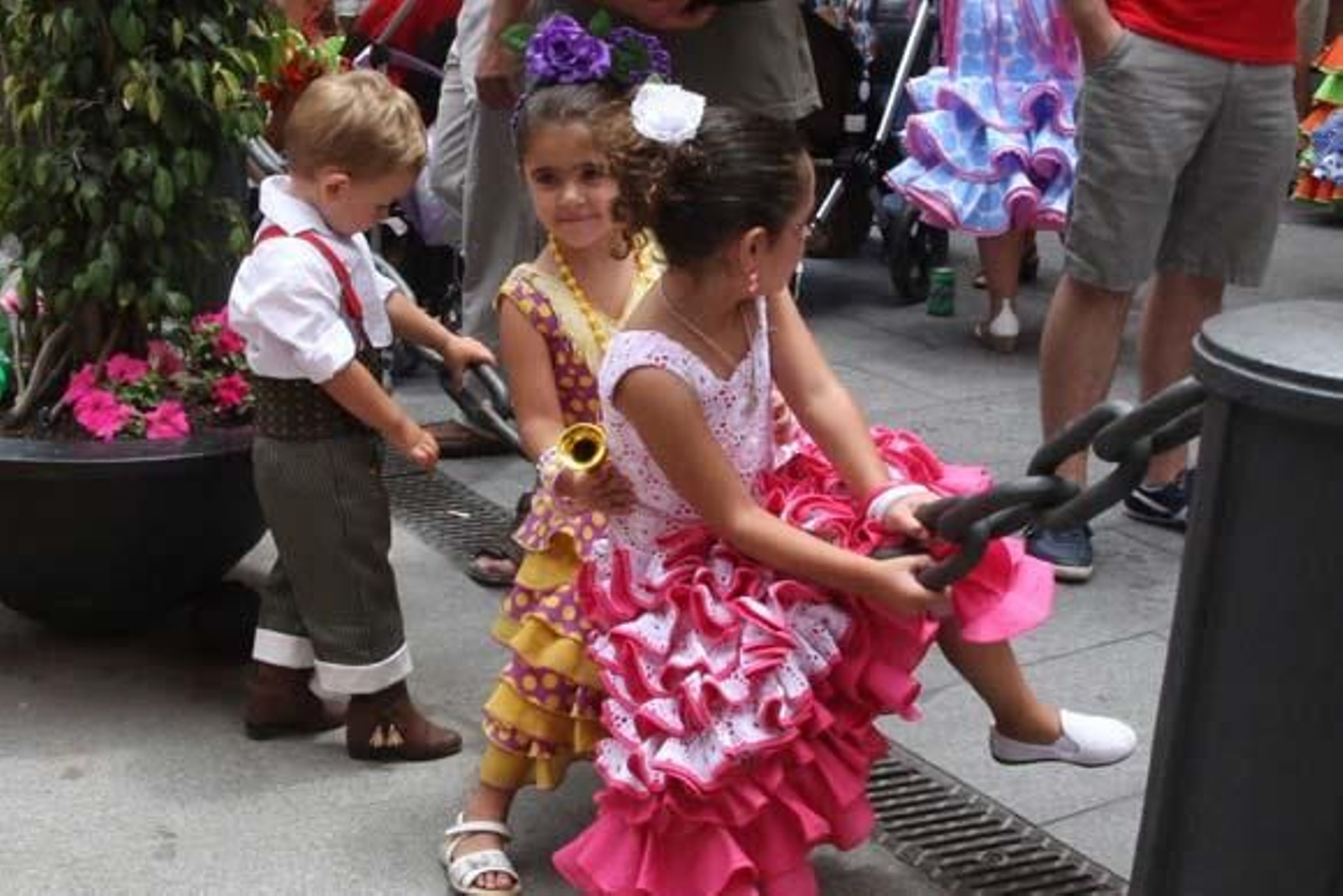 Los linenses se volcaron en la celebración del Domingo Rociero y el Real y el centro tuvieron un gran ambiente

Foto: Paco Guerrero