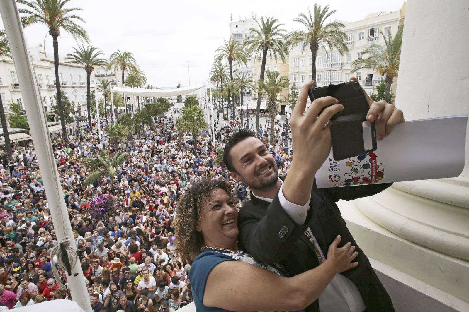 Eva Tubío y Martín Vila, concejales de Ganar Cádiz en Común, se hacen un selfi tras el Pleno de investidura.