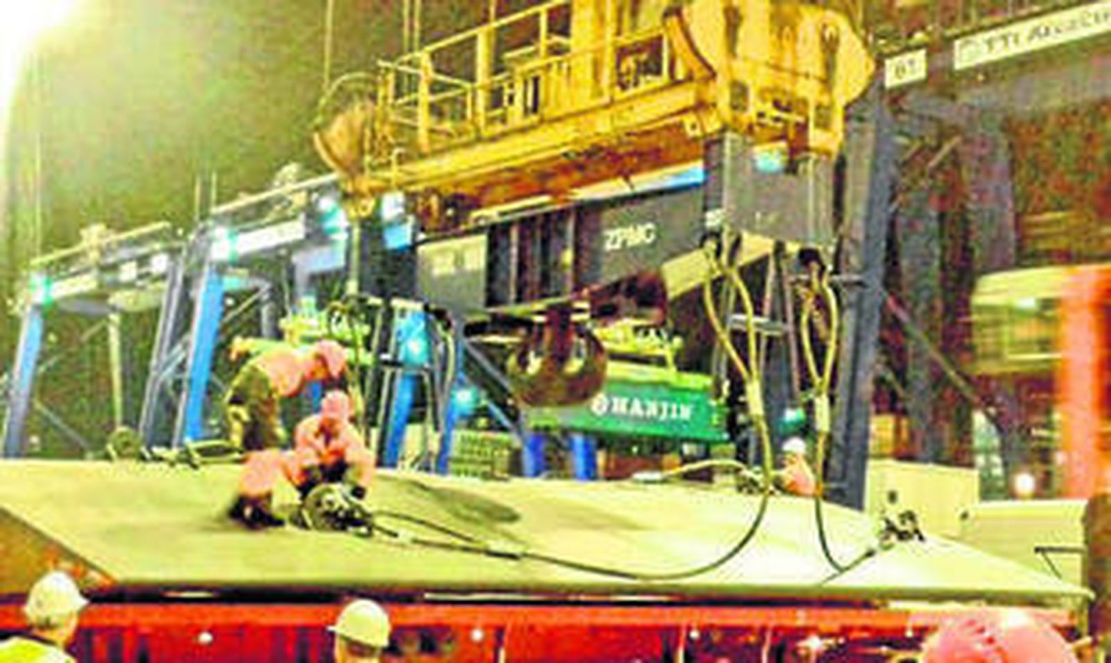 Una de las piezas del timón, ya descargada sobre el vehículo