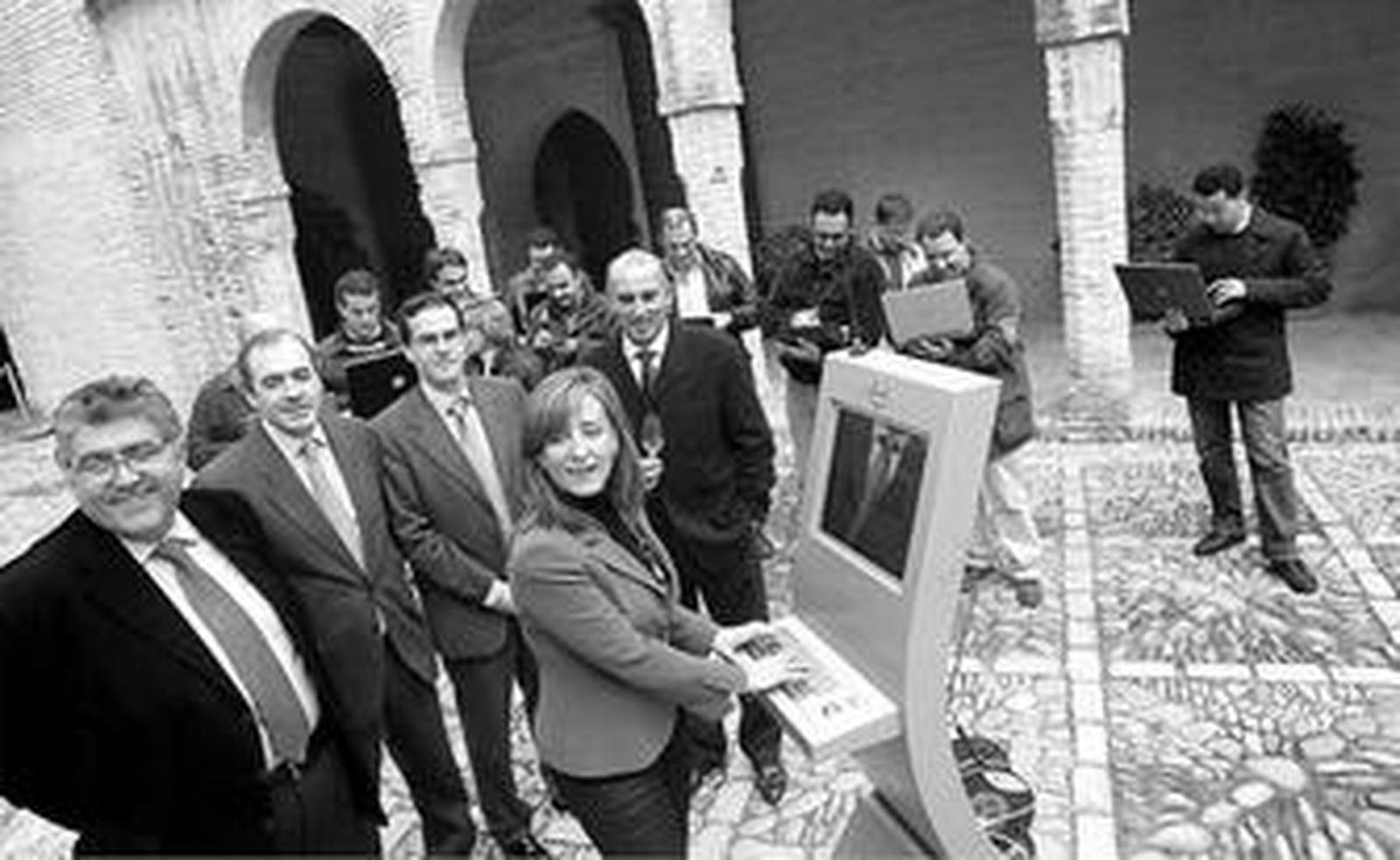 La alcaldesa y el delegado, junto a los responsables del proyecto, ayer en el Alcázar.