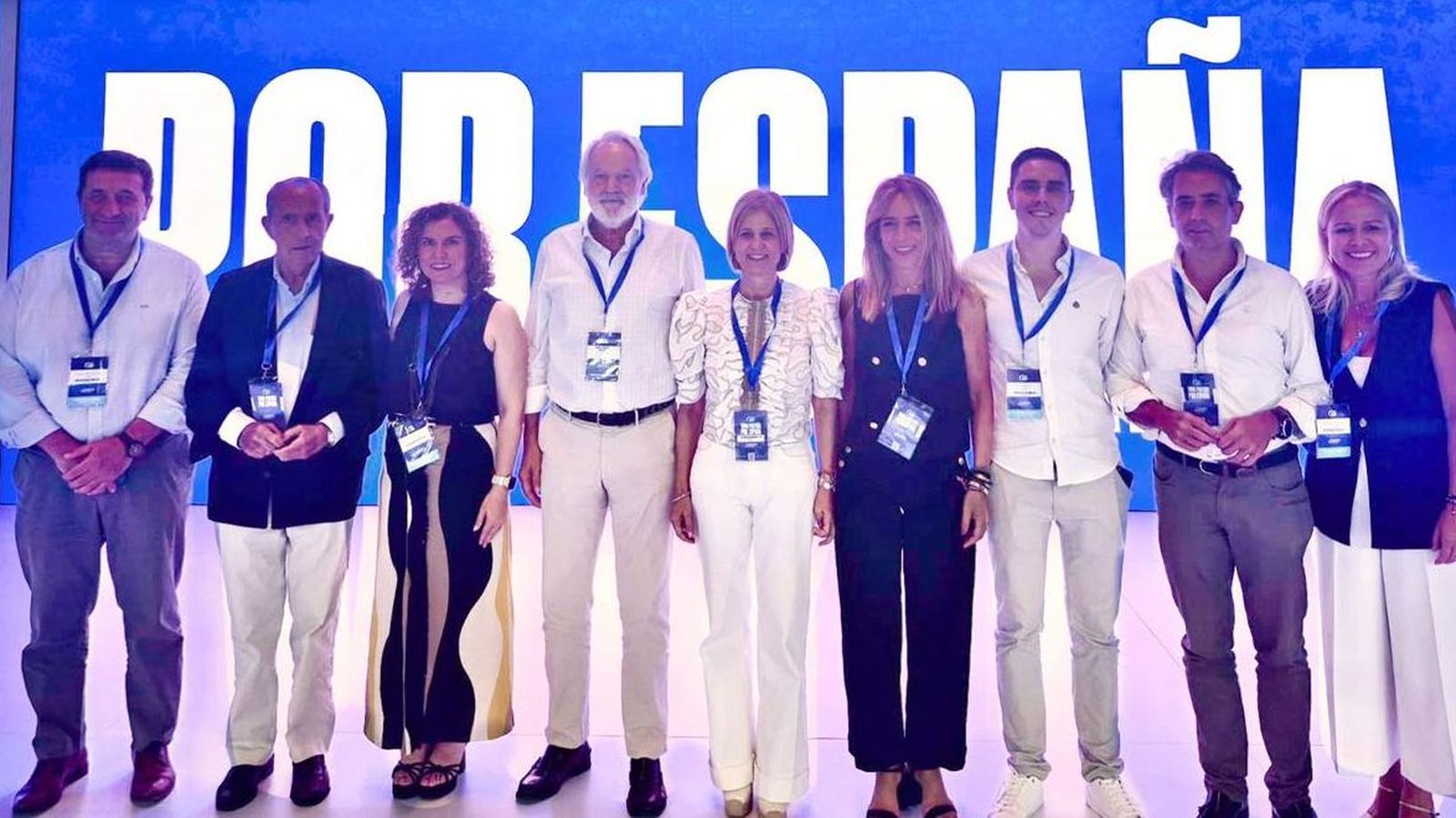 Pelayo y Martínez, junto a otros compañeros del PP de Jerez, este verano en un acto del partido.